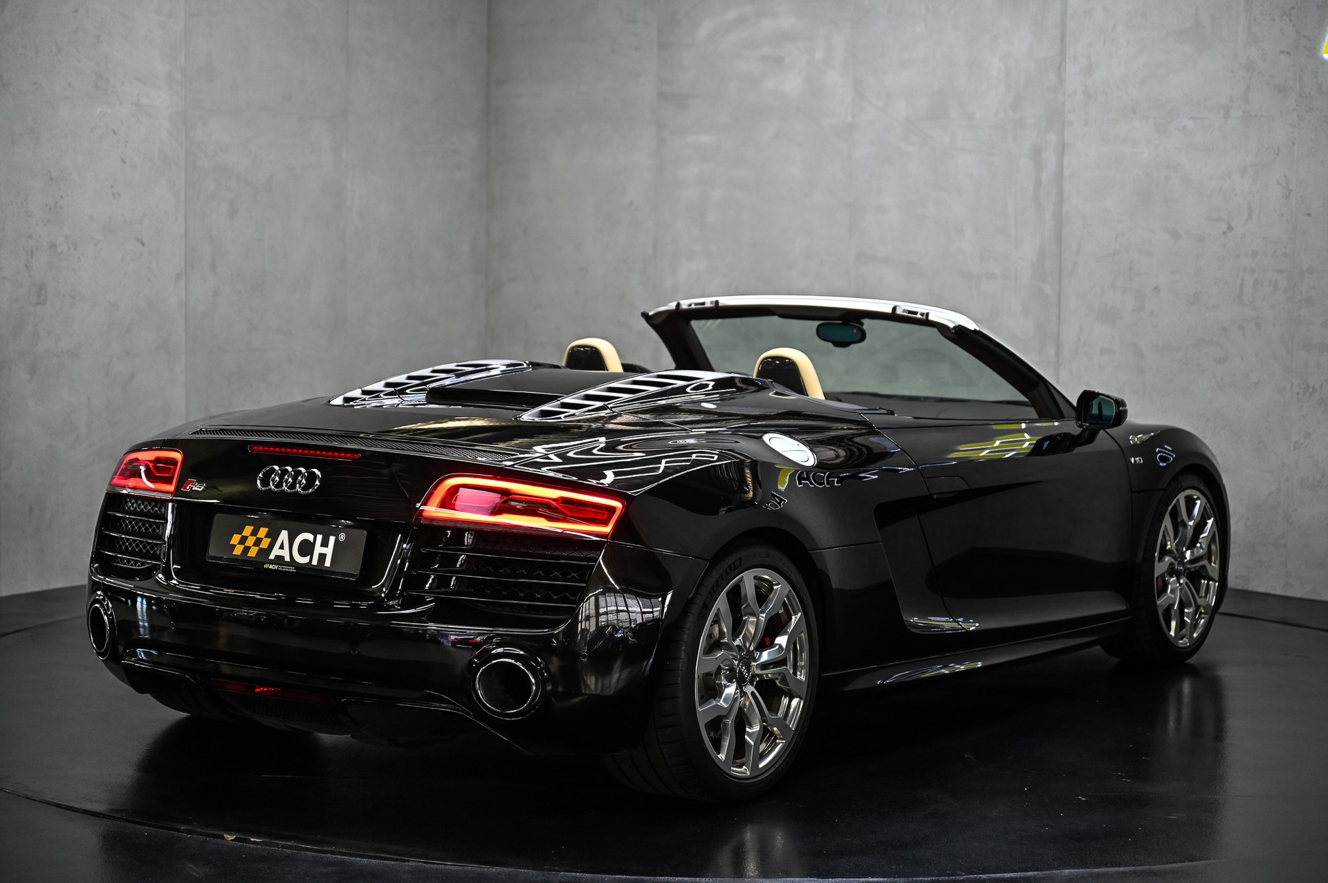 AUDI R8 Spyder 5.2 FSI V10 quattro-image-11