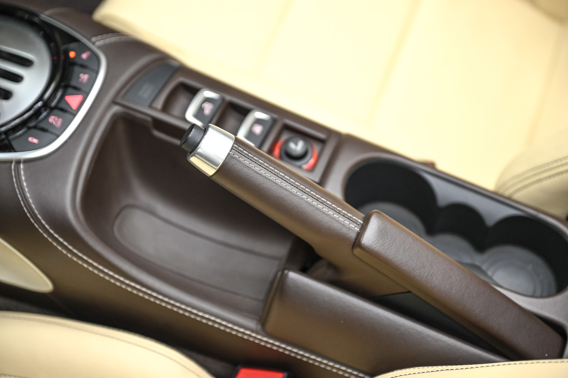 AUDI R8 Spyder 5.2 FSI V10 quattro-image-34