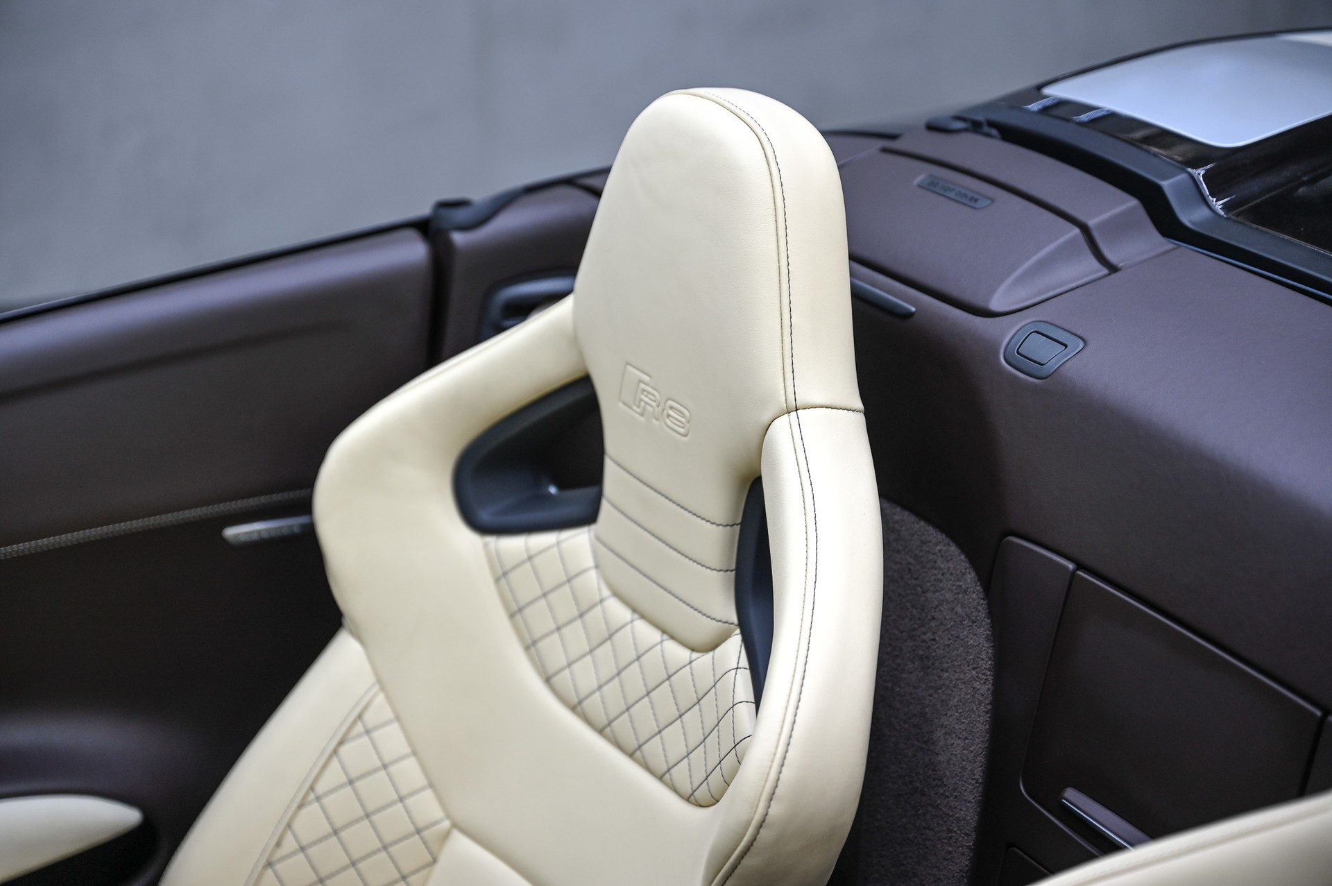 AUDI R8 Spyder 5.2 FSI V10 quattro-image-29