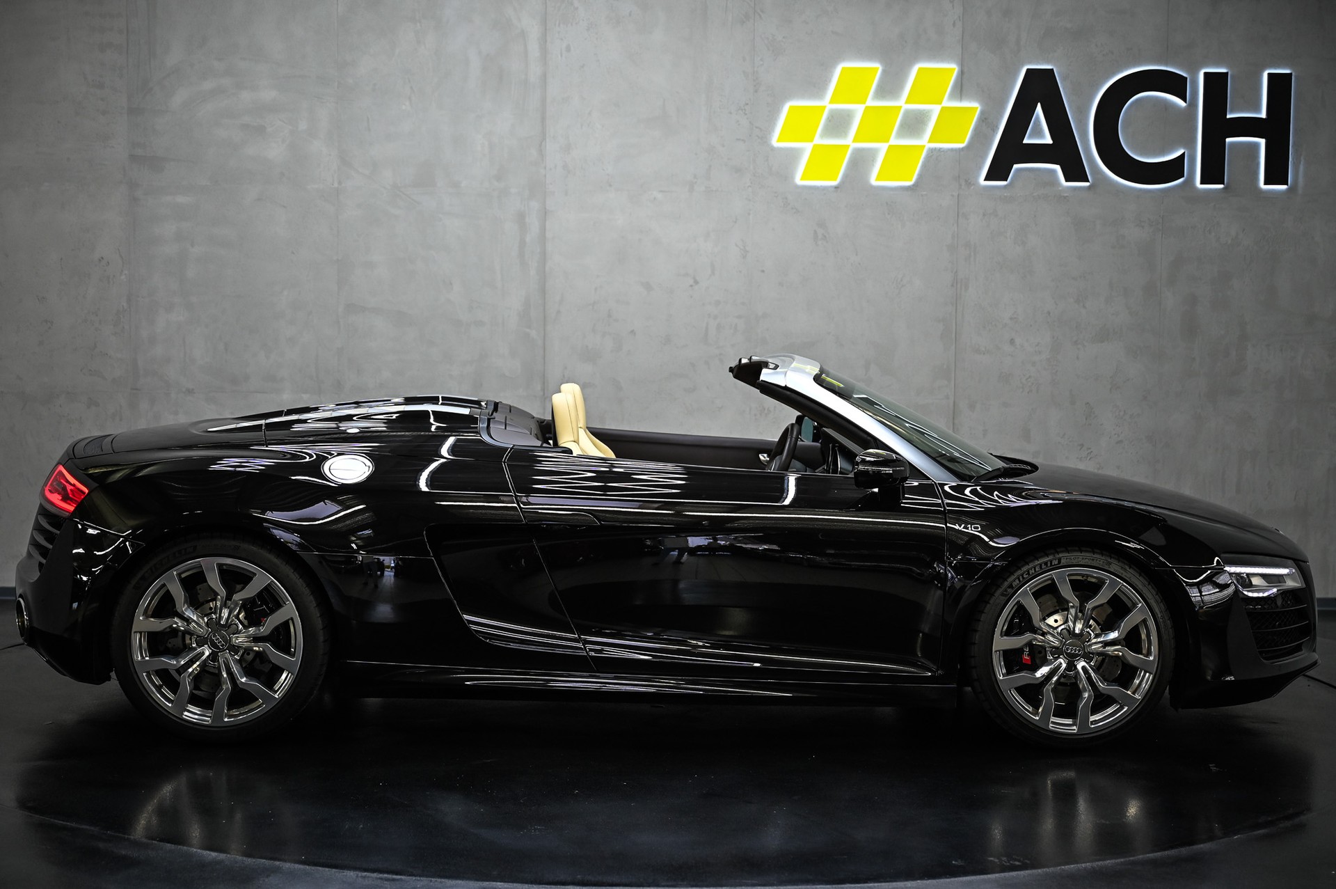 AUDI R8 Spyder 5.2 FSI V10 quattro-image-13