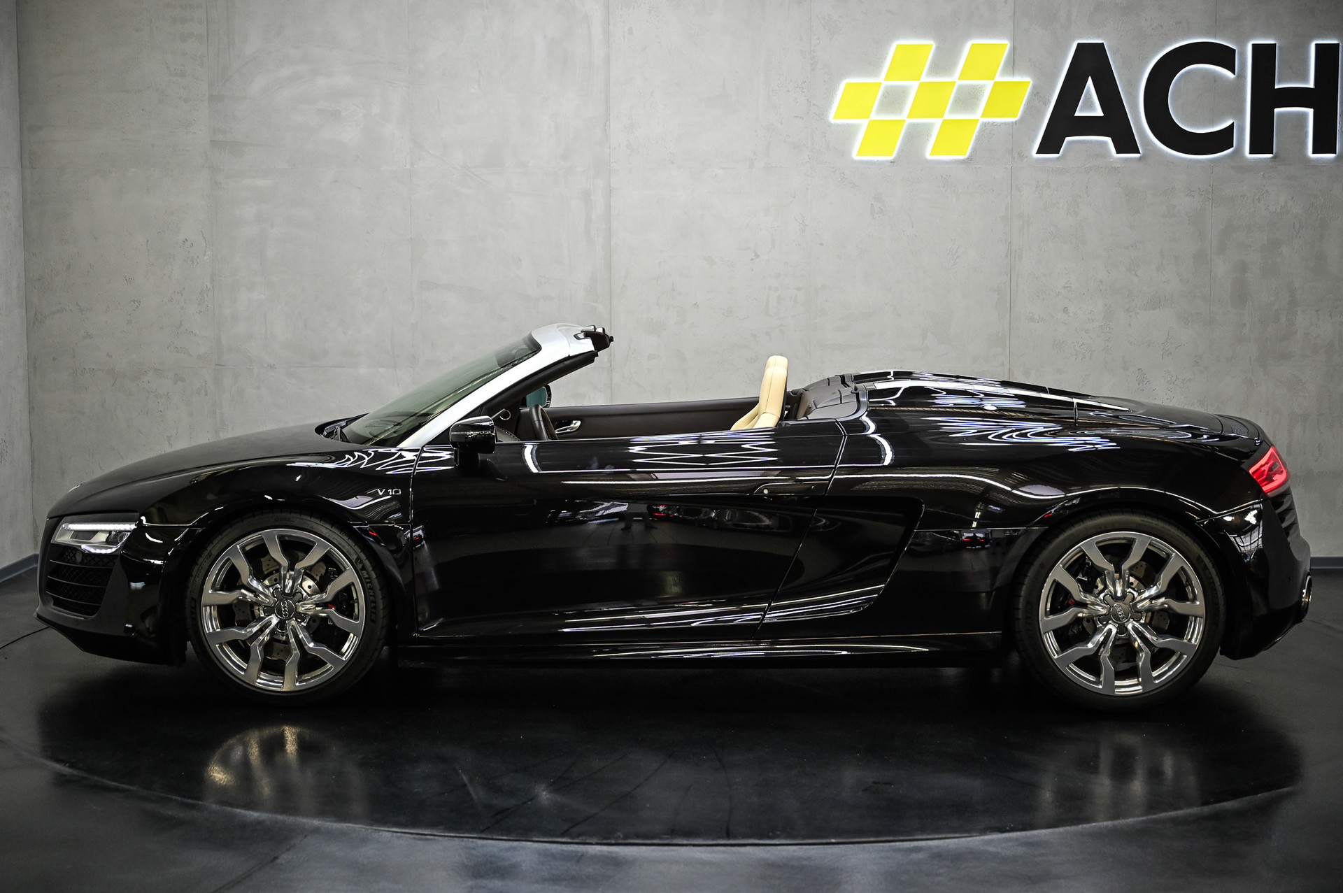 AUDI R8 Spyder 5.2 FSI V10 quattro-image-7