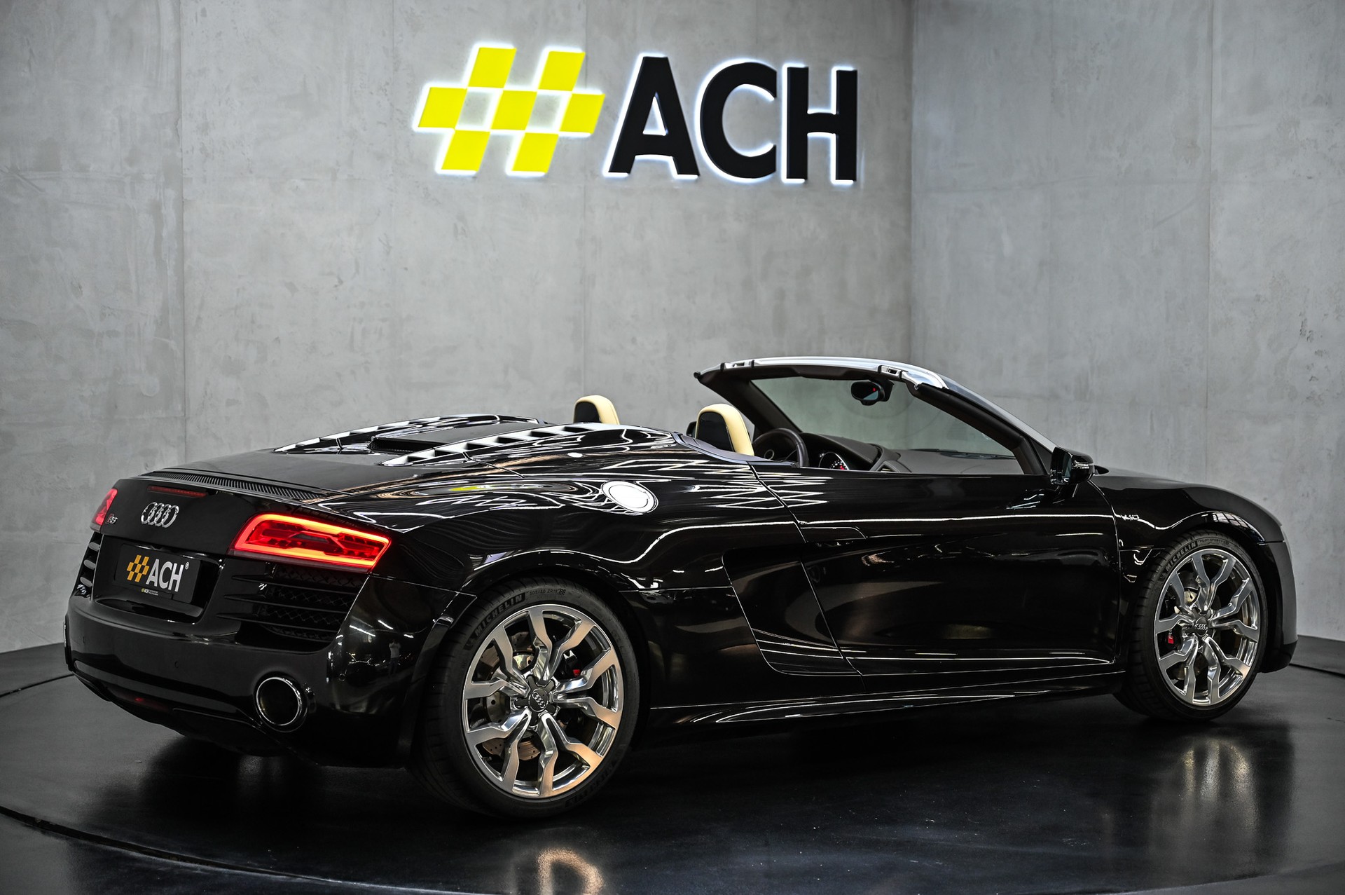 AUDI R8 Spyder 5.2 FSI V10 quattro-image-12