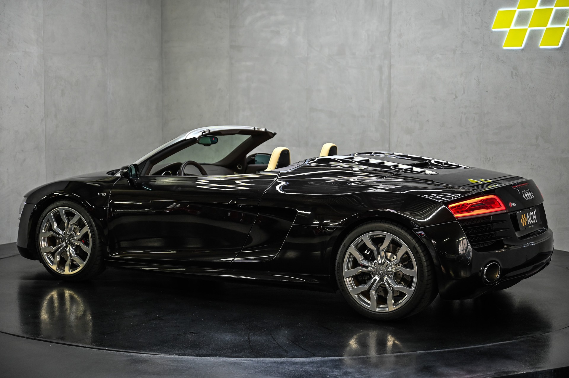 AUDI R8 Spyder 5.2 FSI V10 quattro-image-8