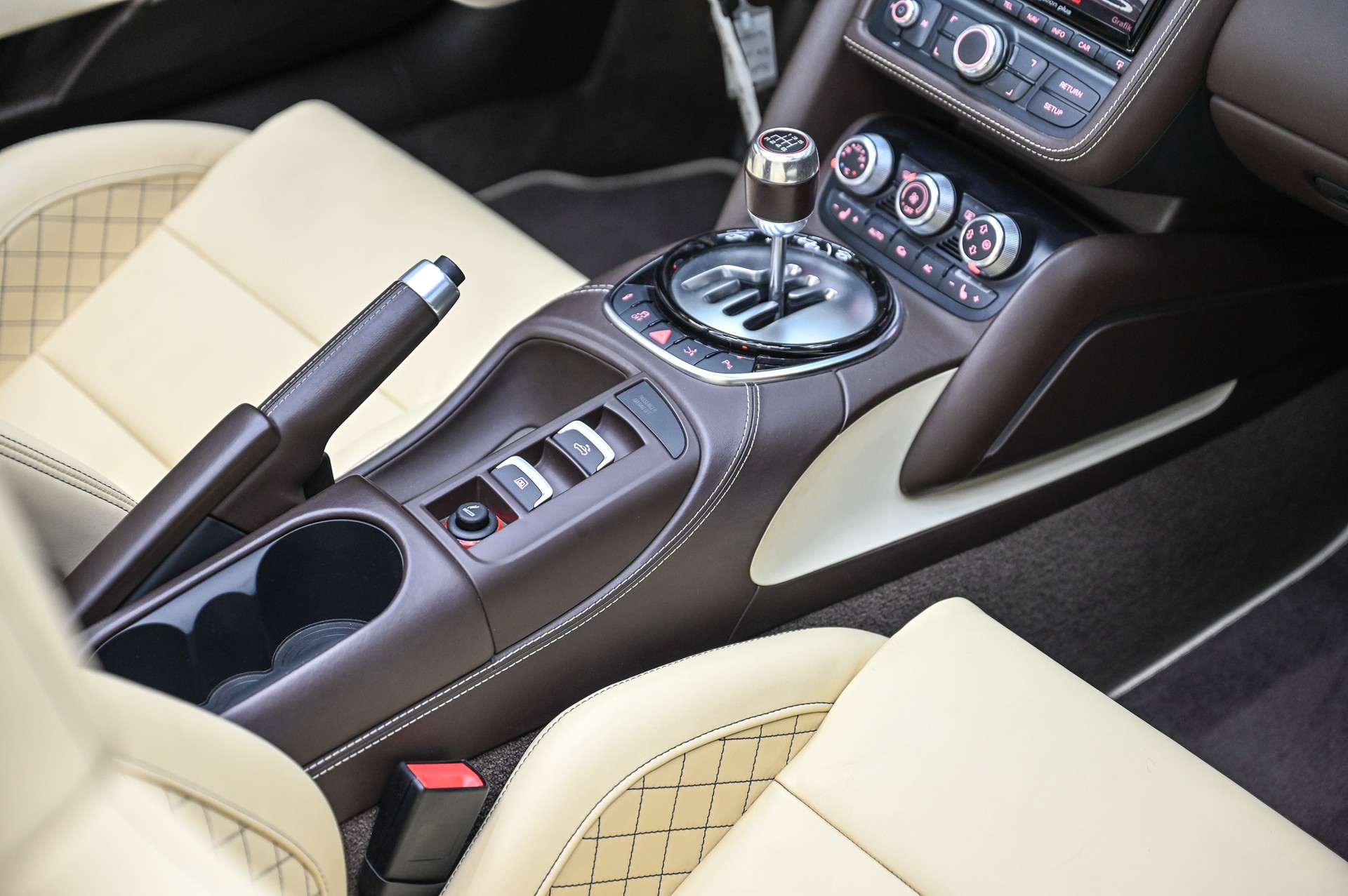 AUDI R8 Spyder 5.2 FSI V10 quattro-image-33