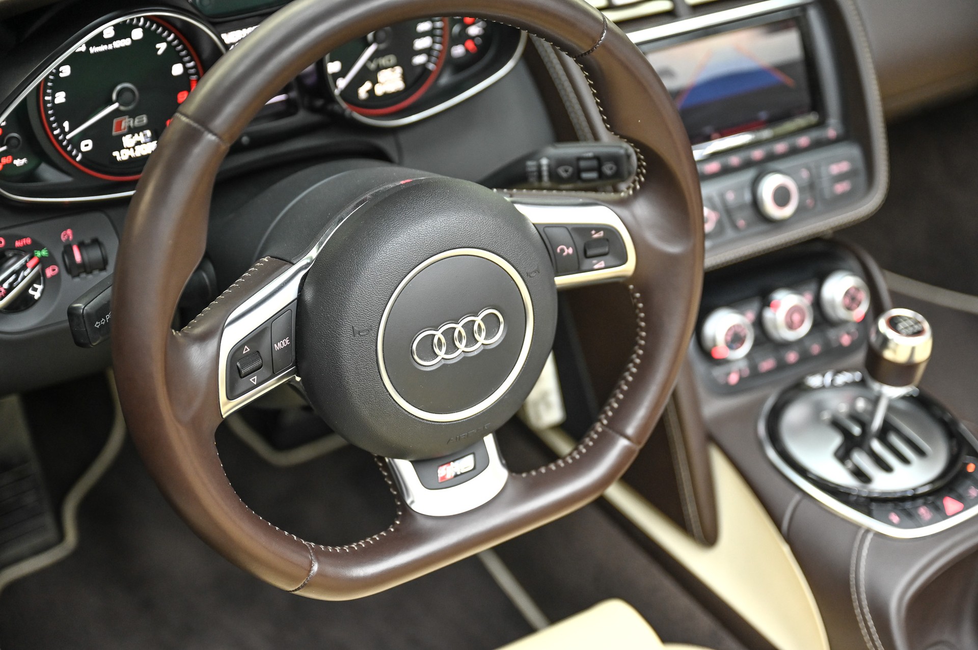 AUDI R8 Spyder 5.2 FSI V10 quattro-image-23