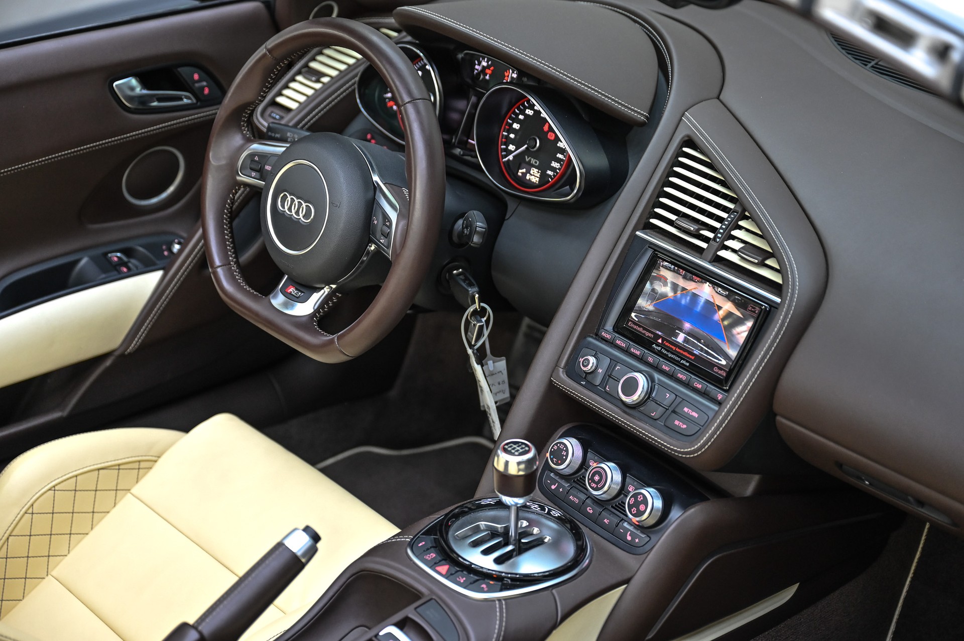 AUDI R8 Spyder 5.2 FSI V10 quattro-image-24