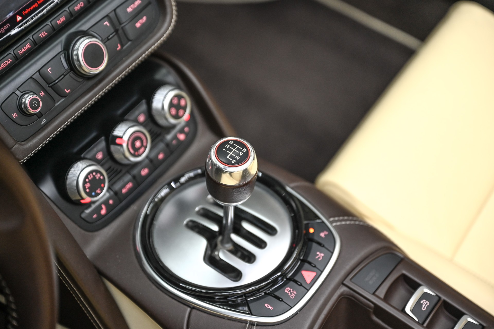 AUDI R8 Spyder 5.2 FSI V10 quattro-image-32