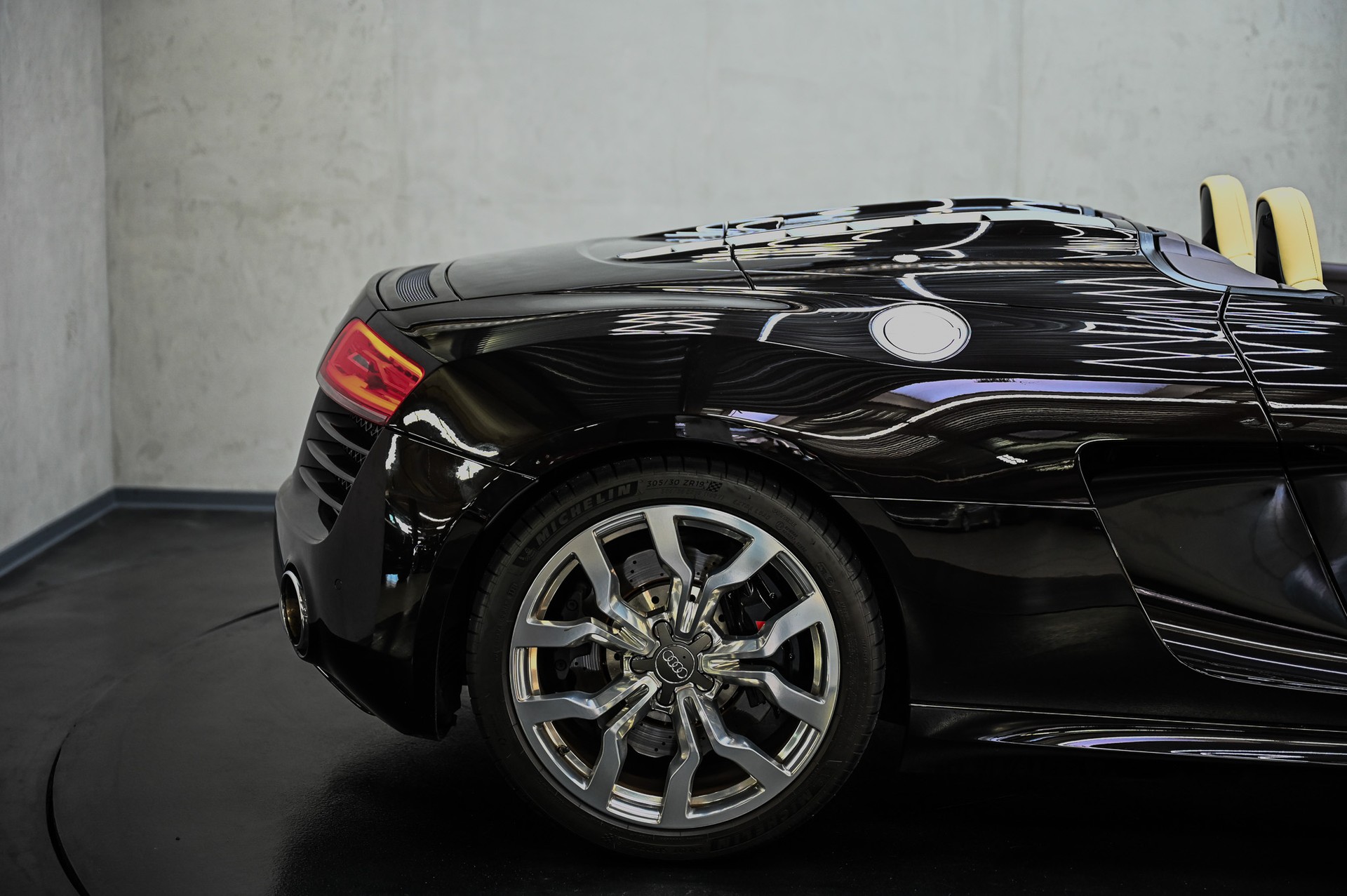 AUDI R8 Spyder 5.2 FSI V10 quattro-image-16