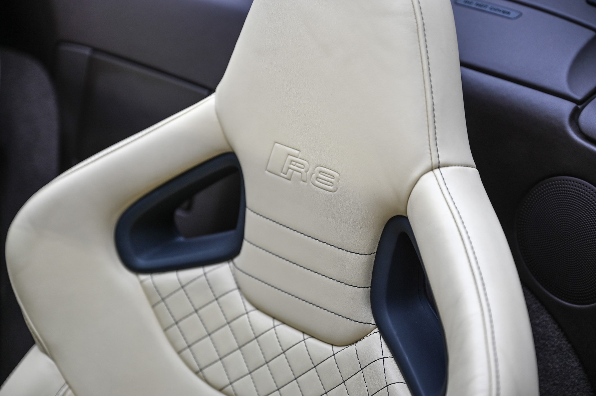 AUDI R8 Spyder 5.2 FSI V10 quattro-image-28