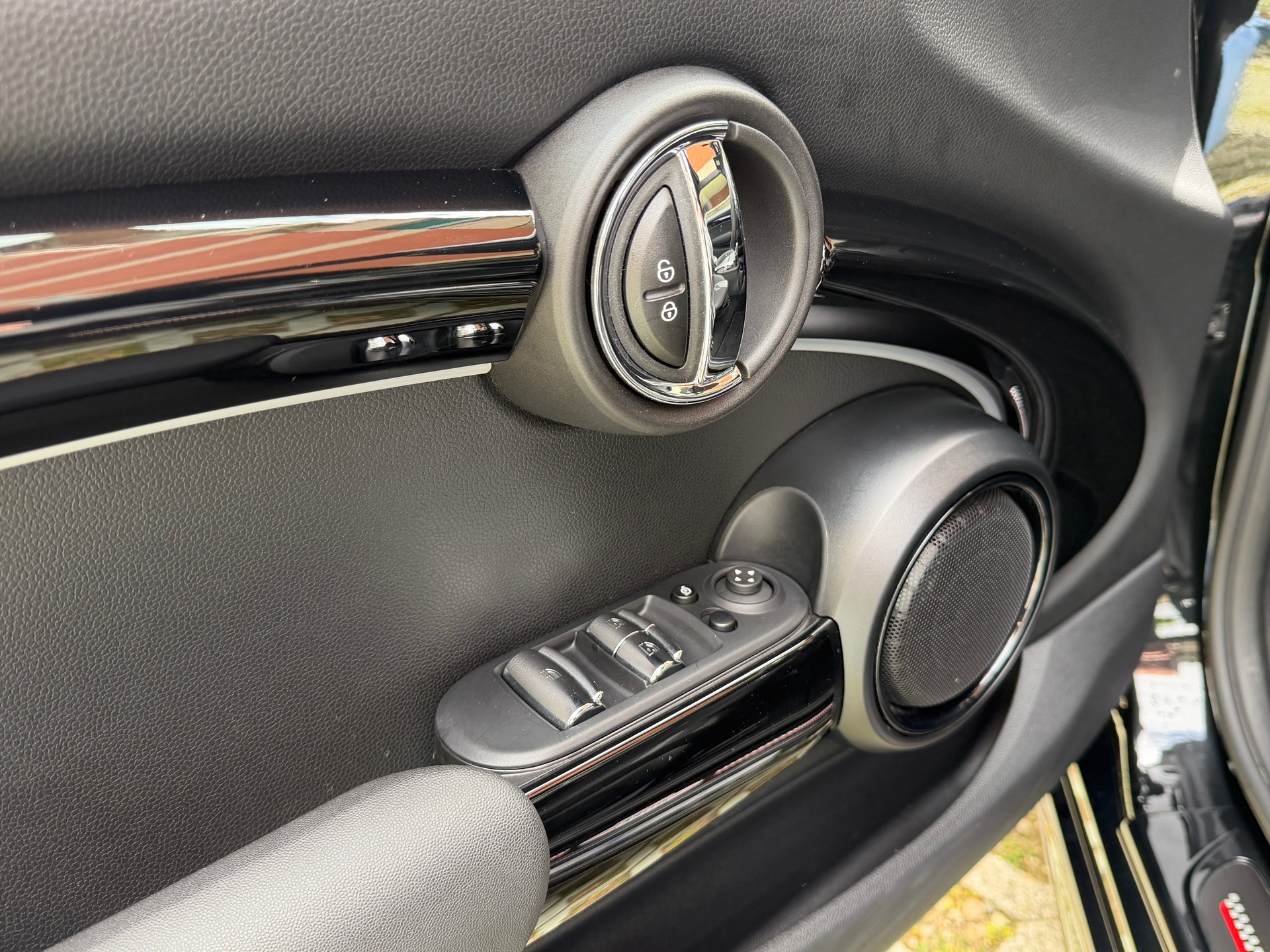 MINI Cooper John Cooper Works Cabriolet Steptronic-image-11