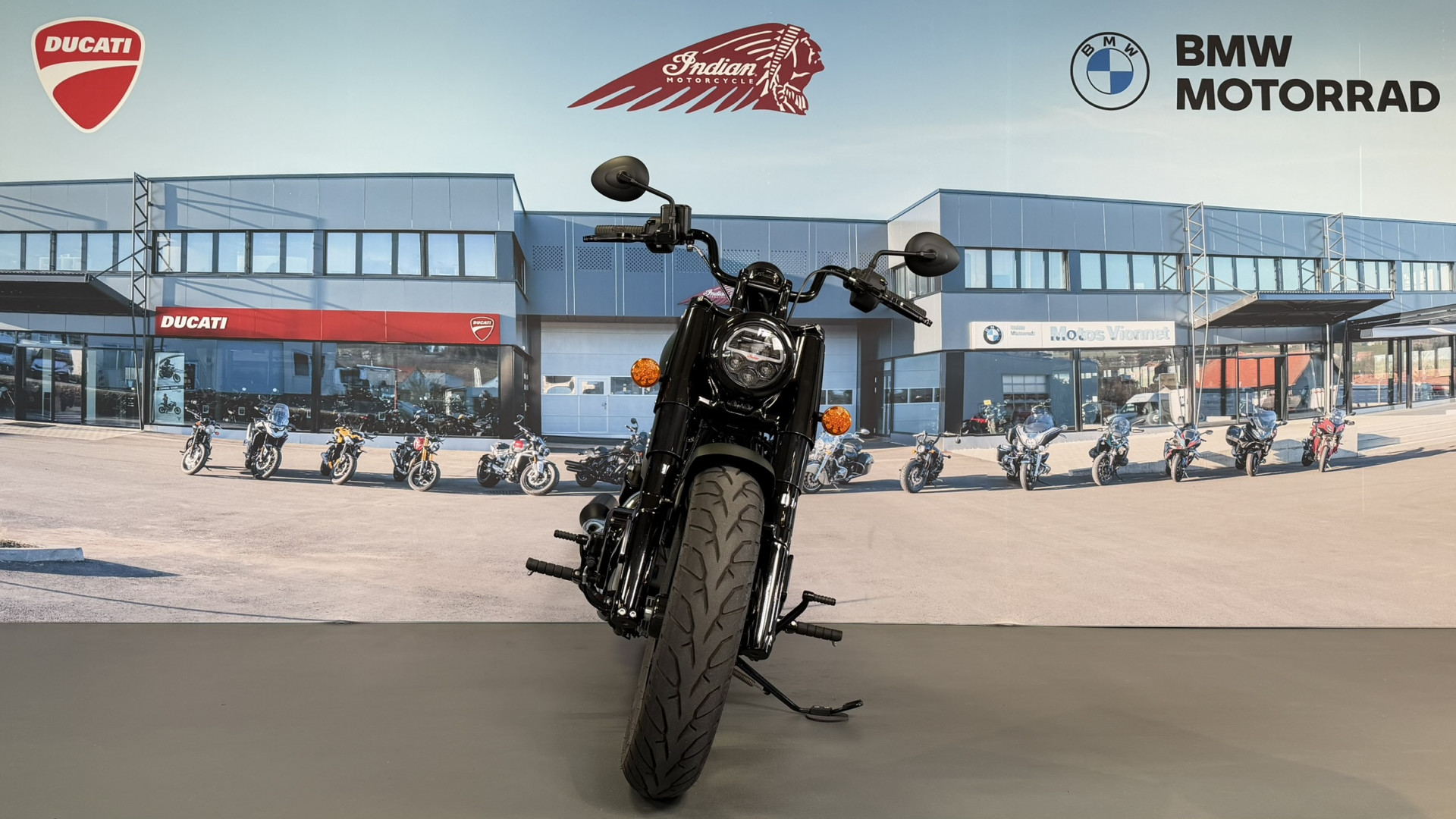 INDIAN Chief Bobber Dark Horse-showroom-element-1