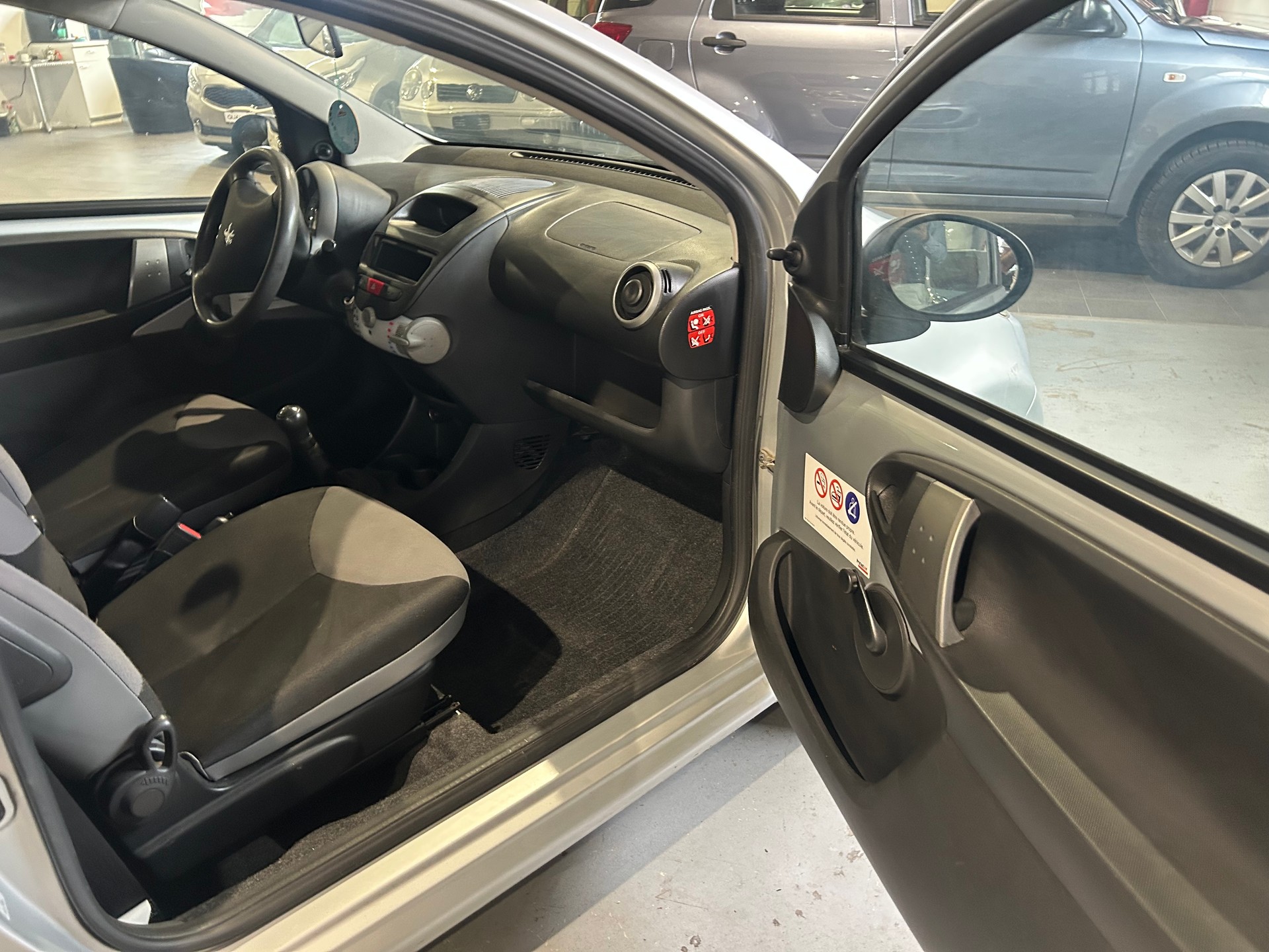 PEUGEOT 107 1.0 Active-image-9