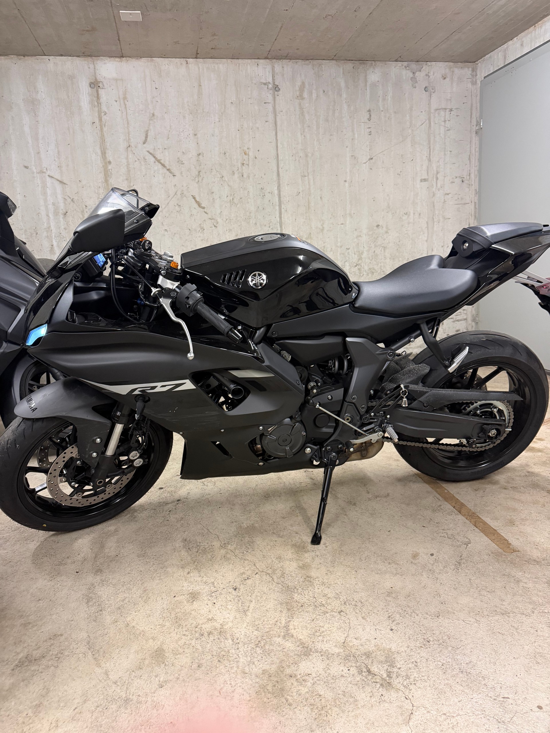 YAMAHA R7