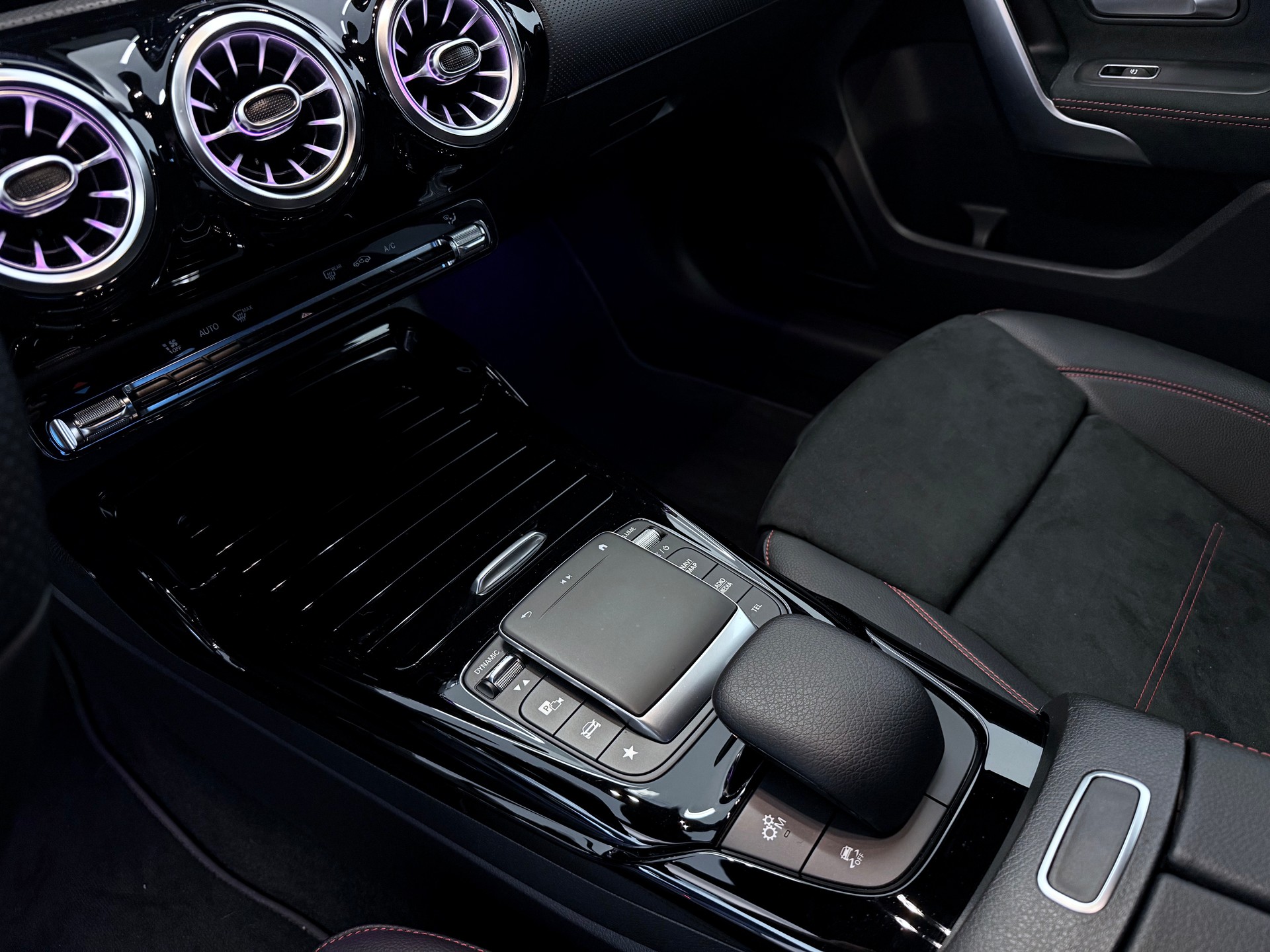 MERCEDES-BENZ A 35 AMG 4Matic Speedshift-image-28