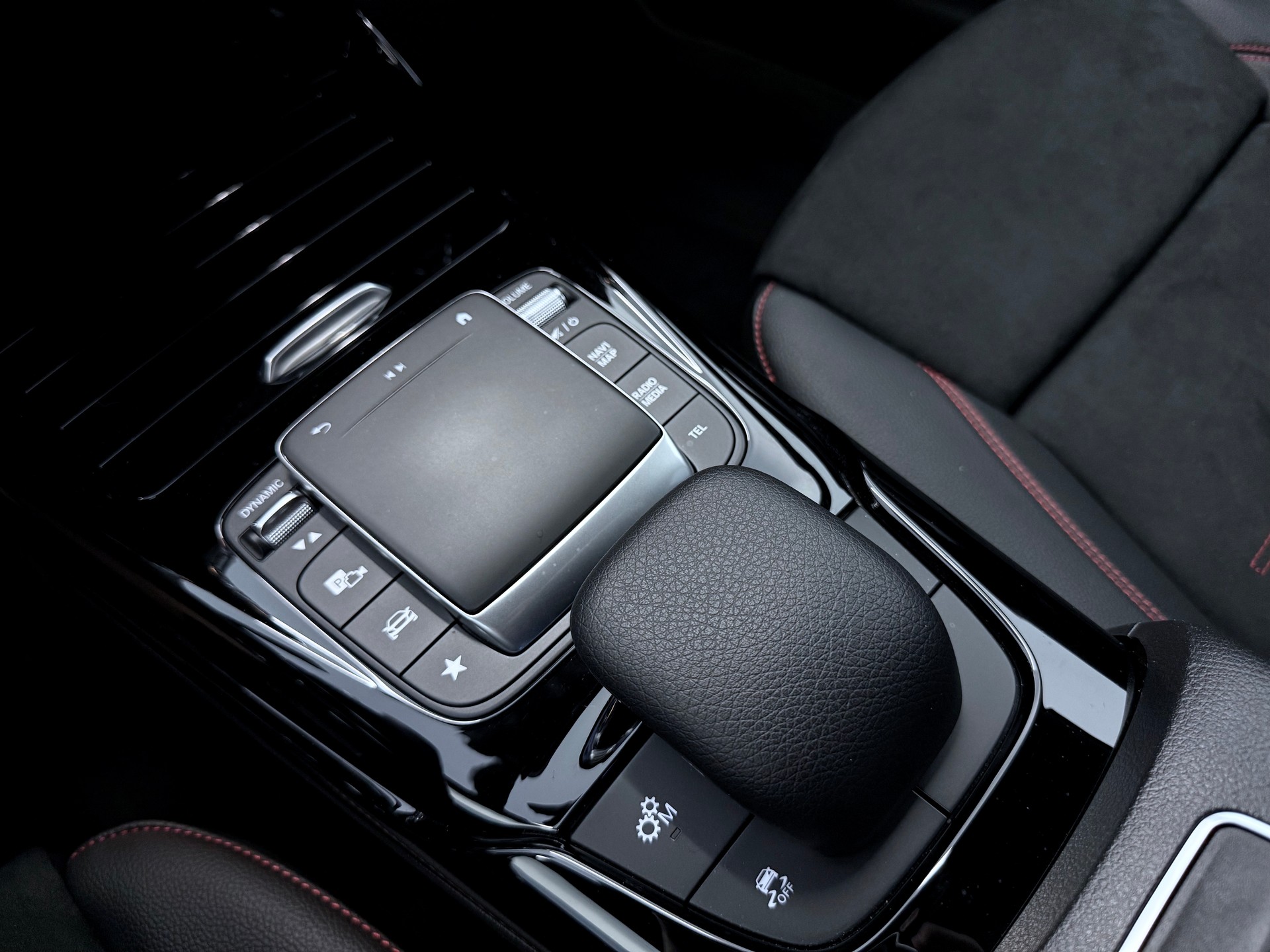 MERCEDES-BENZ A 35 AMG 4Matic Speedshift-image-27