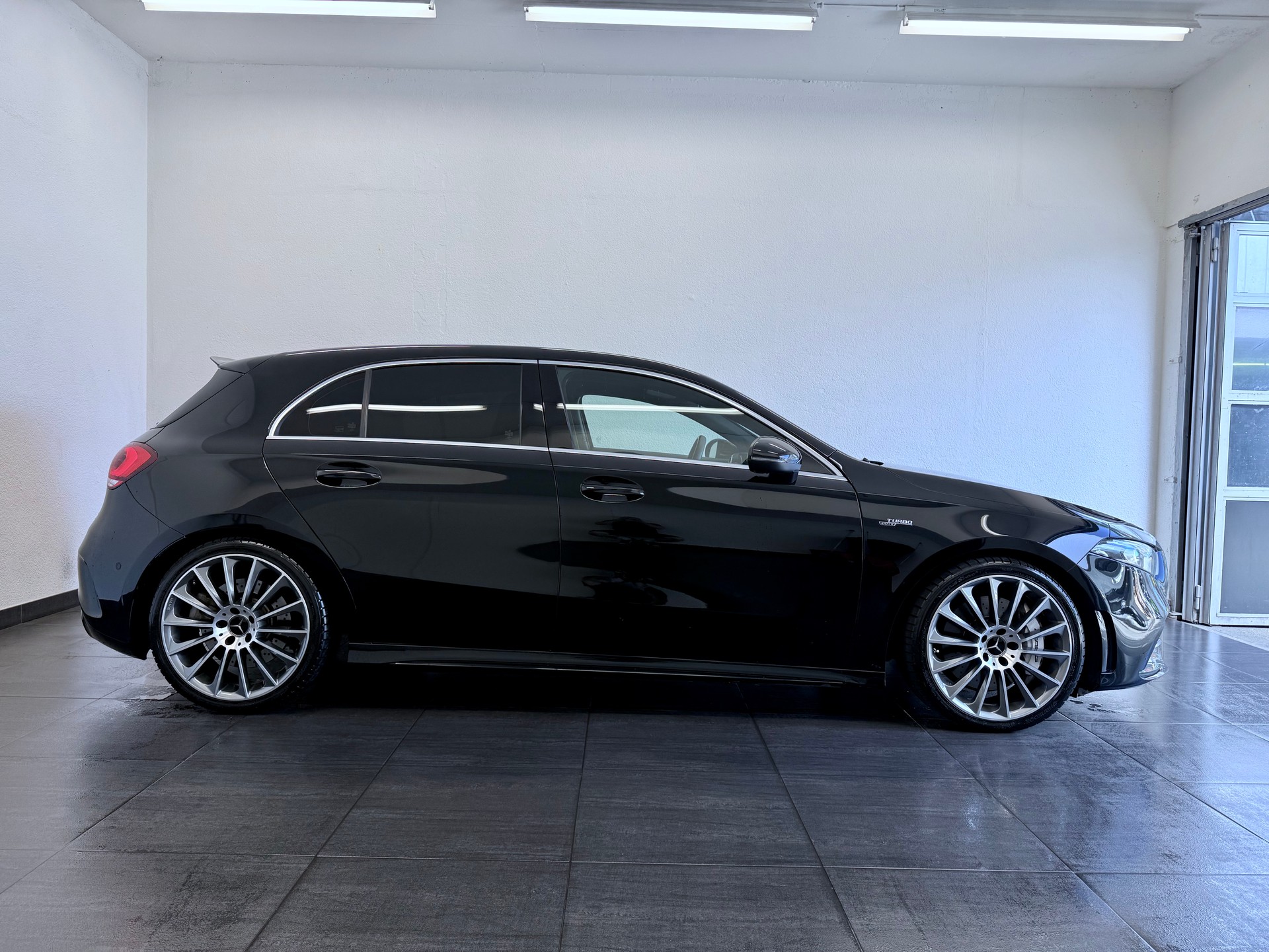 MERCEDES-BENZ A 35 AMG 4Matic Speedshift-image-4