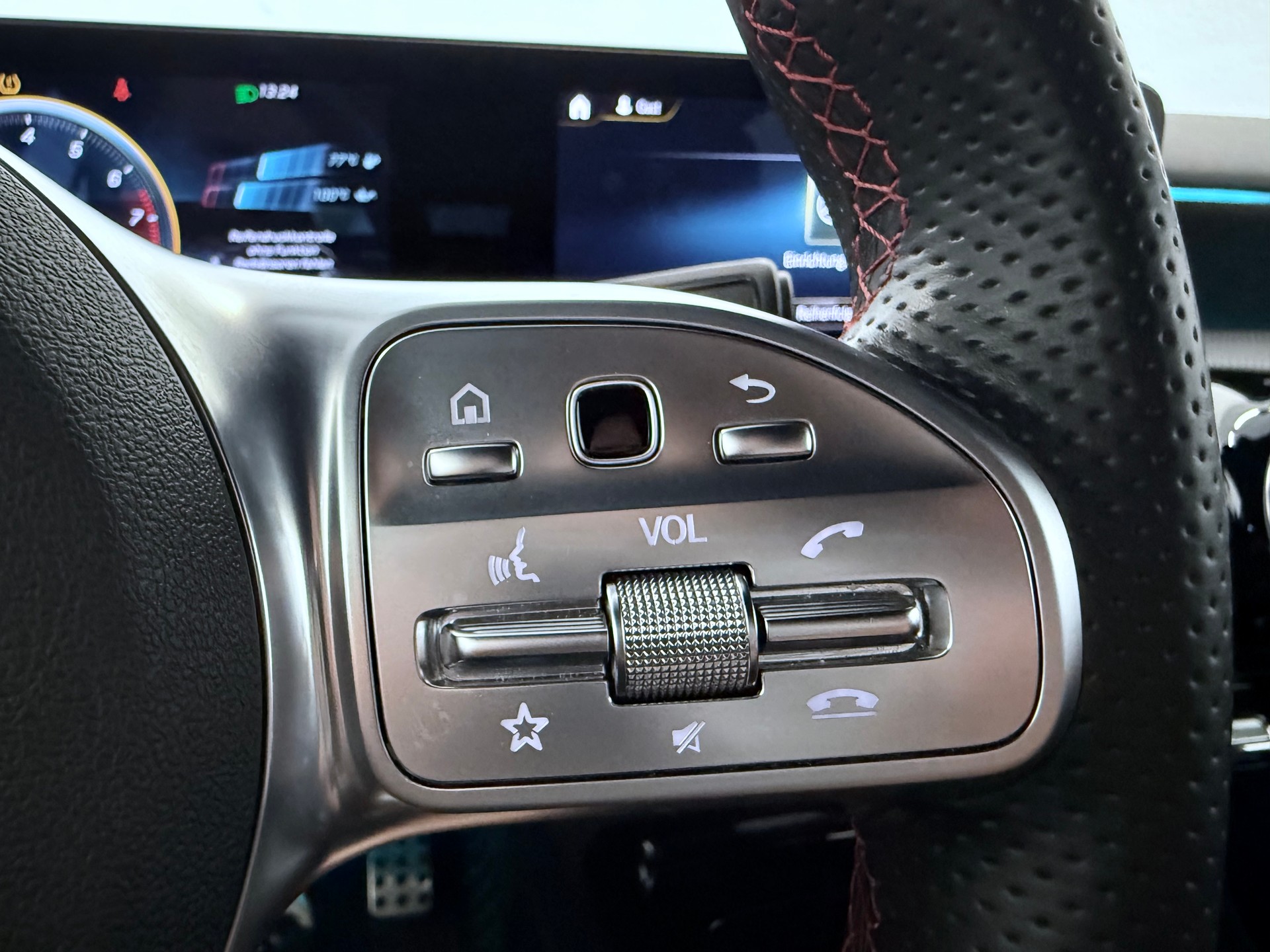 MERCEDES-BENZ A 35 AMG 4Matic Speedshift-image-26