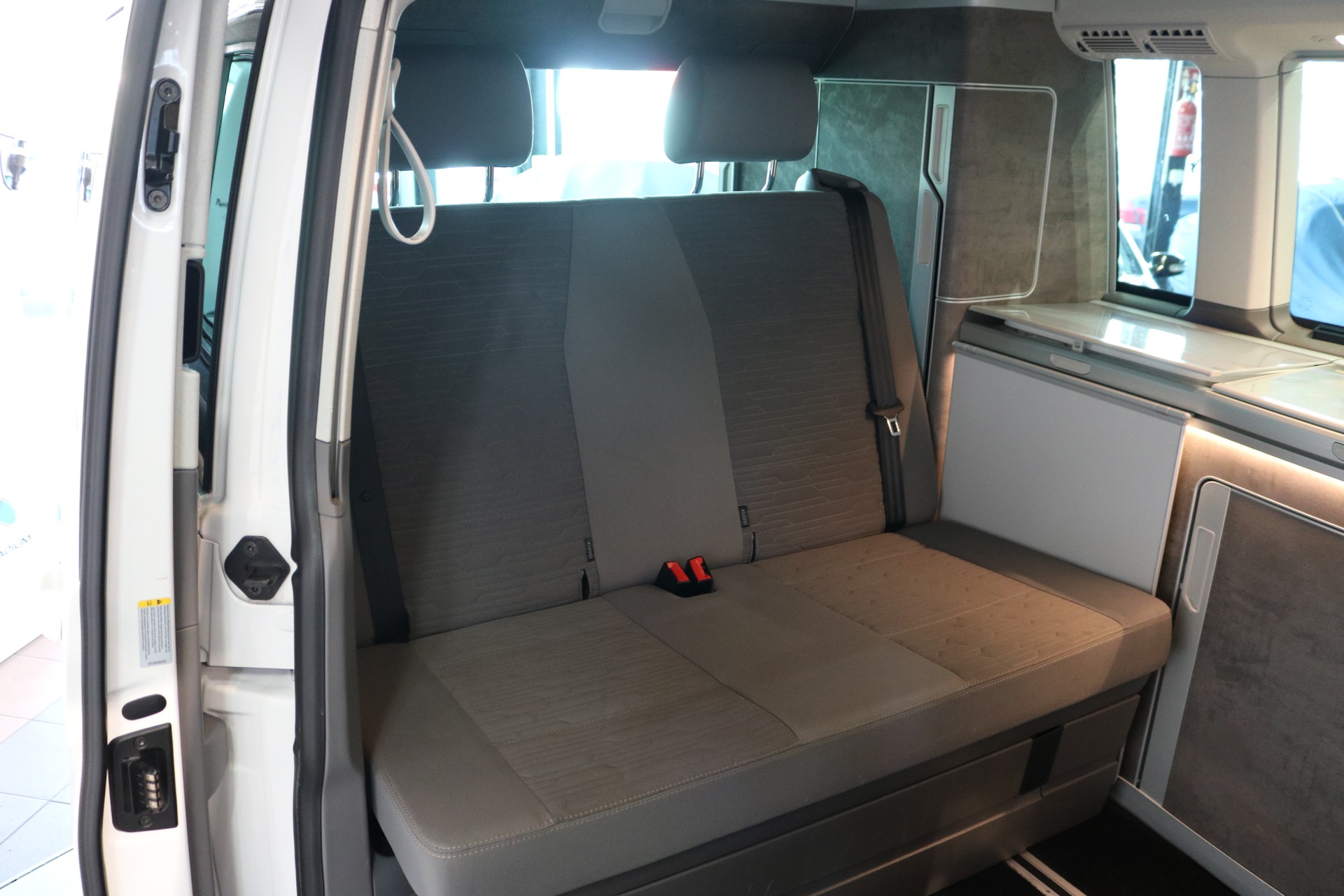 VW T6.1 California 2.0 TDI Ocean DSG-image-12