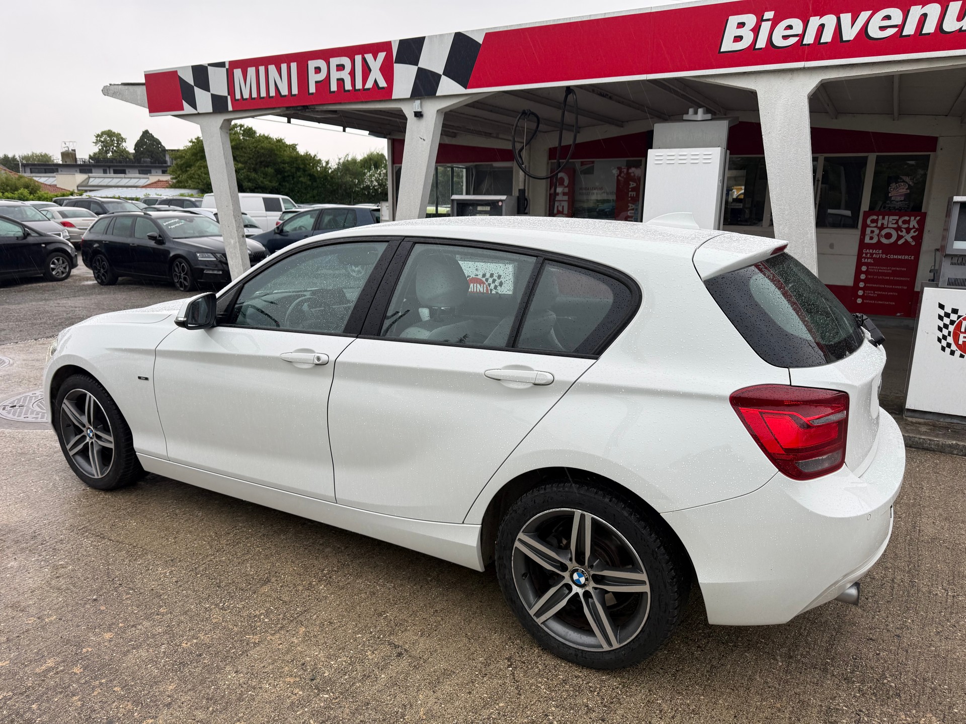 BMW 118i-image-2