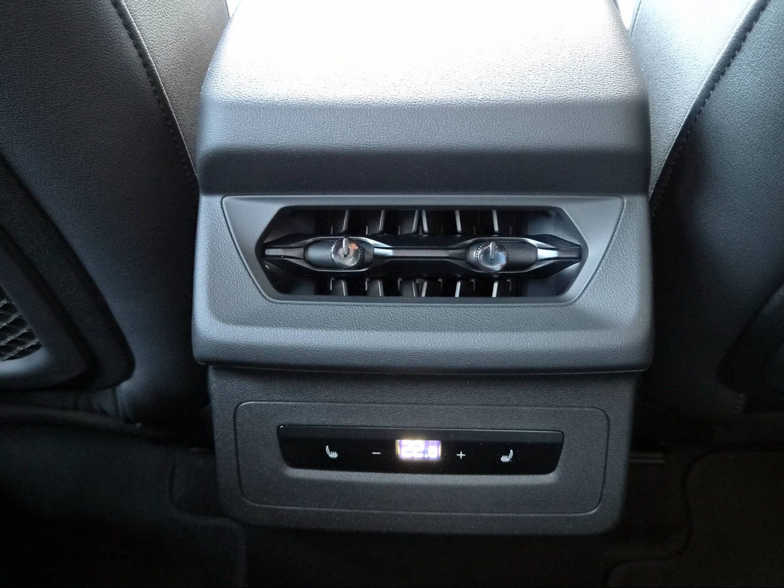 AUDI Q6 e-tron quattro Mythosschwarz Metallic-image-15
