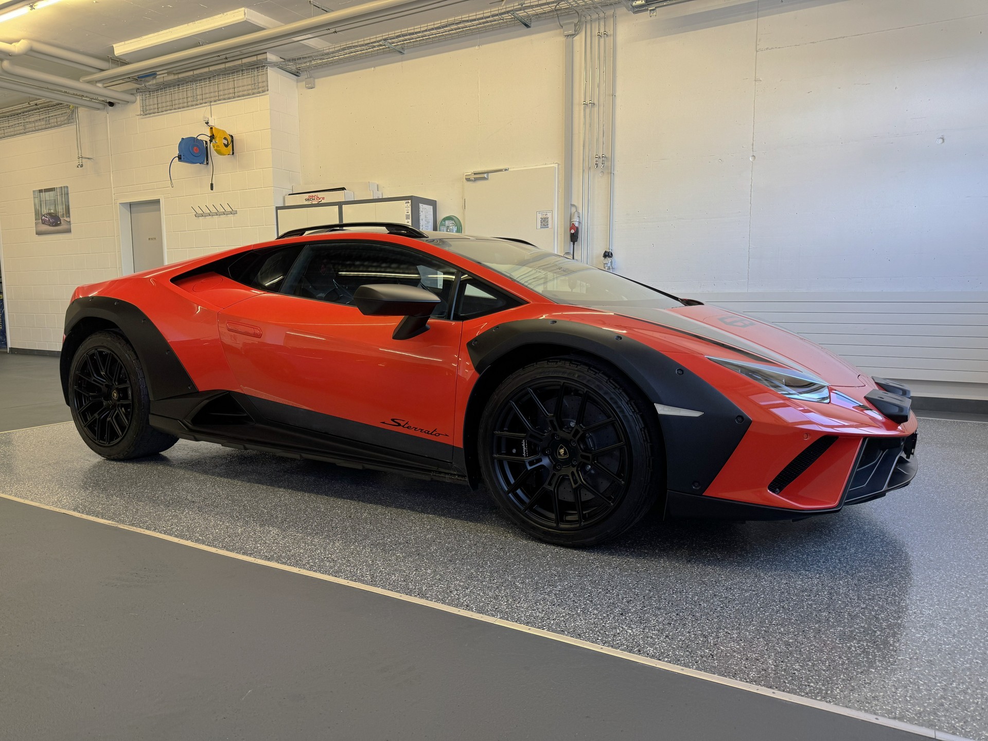 LAMBORGHINI Huracan Sterrato, volle Optionen, Carbon Türpanelen, Telemetrie, 63 Edition, Lamborghini Voll-Garantie bis Feb 2029 / 1 of 1499-image-10