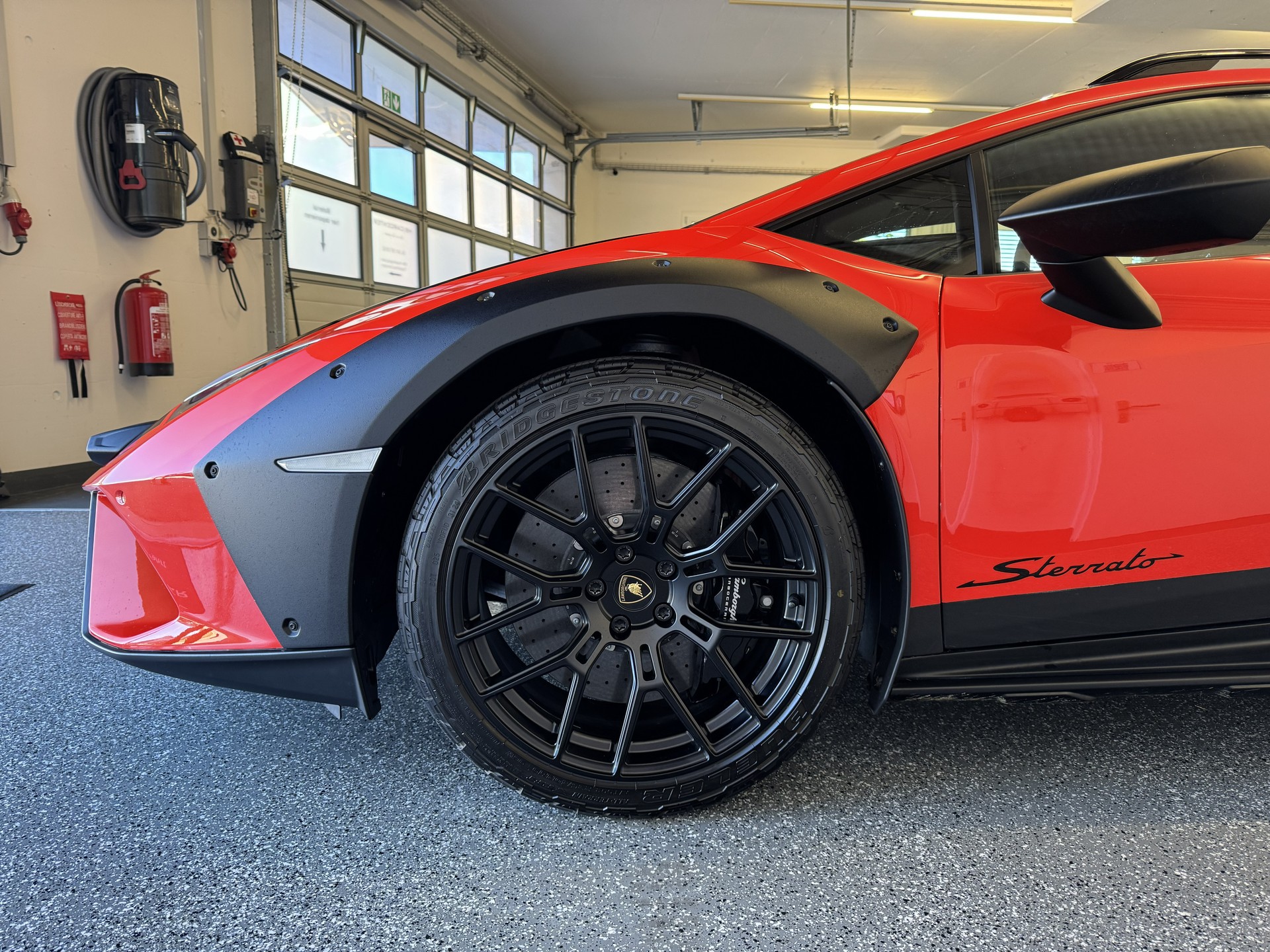 LAMBORGHINI Huracan Sterrato, volle Optionen, Carbon Türpanelen, Telemetrie, 63 Edition, Lamborghini Voll-Garantie bis Feb 2029 / 1 of 1499-image-6