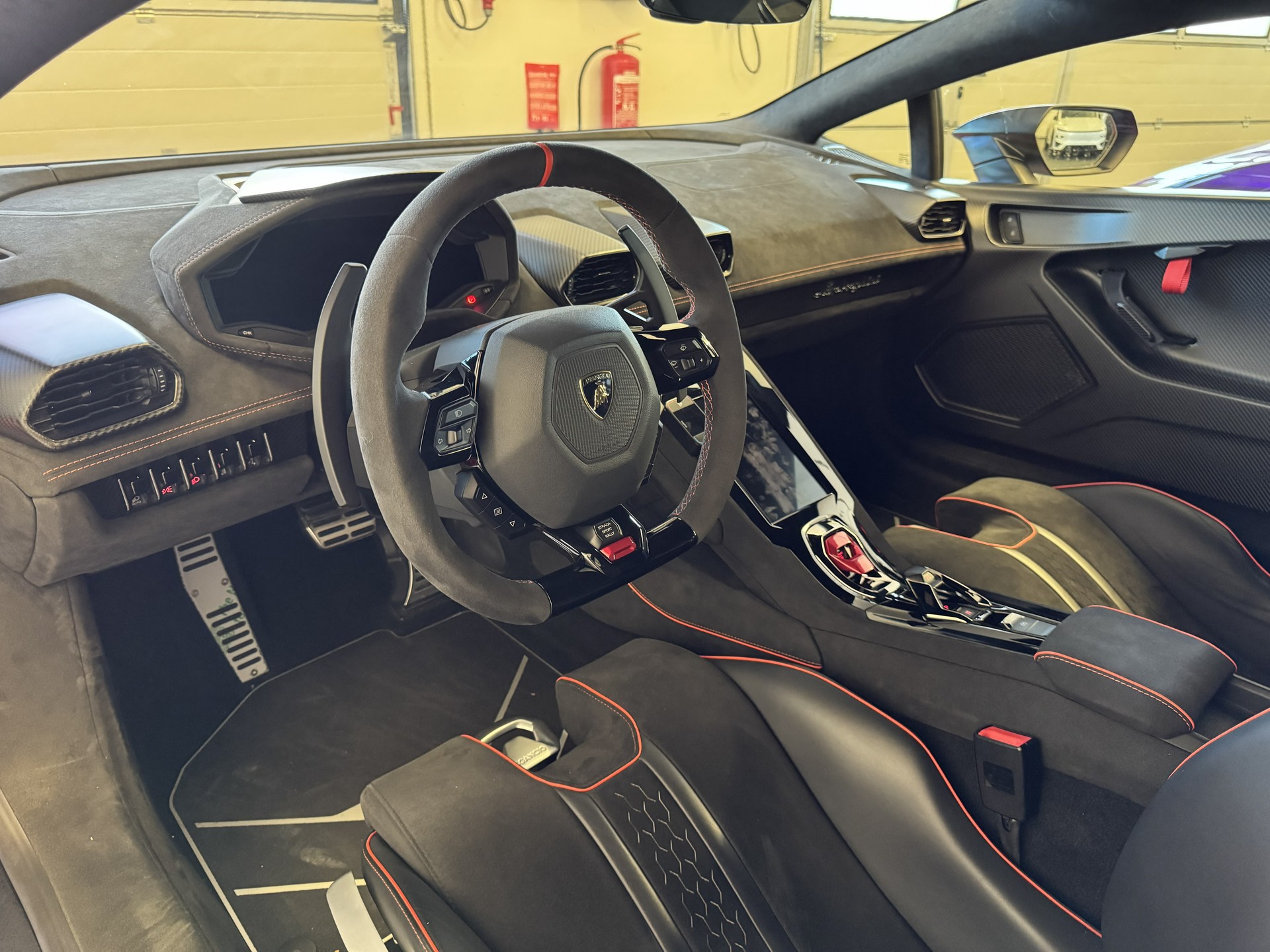 LAMBORGHINI Huracan Sterrato, volle Optionen, Carbon Türpanelen, Telemetrie, 63 Edition, Lamborghini Voll-Garantie bis Feb 2029 / 1 of 1499-image-14