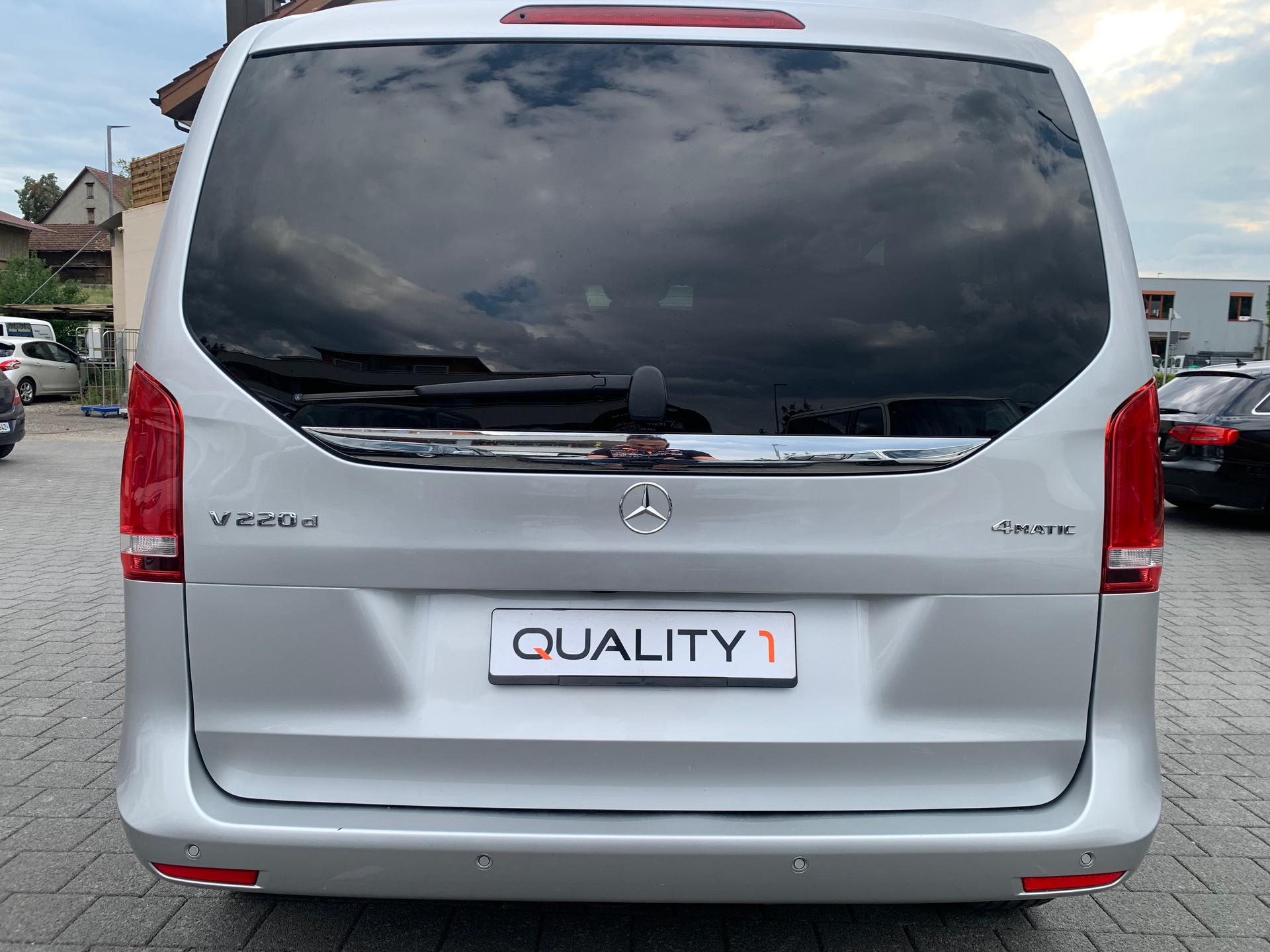 MERCEDES-BENZ V 220 d kompakt 4Matic 7G-Tronic-image-5