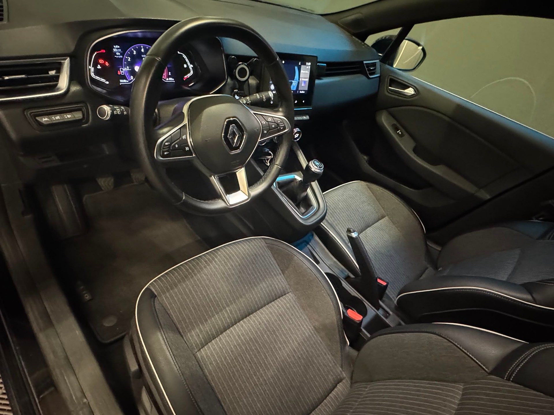 RENAULT Clio 1.0 Intens-showroom-element-1