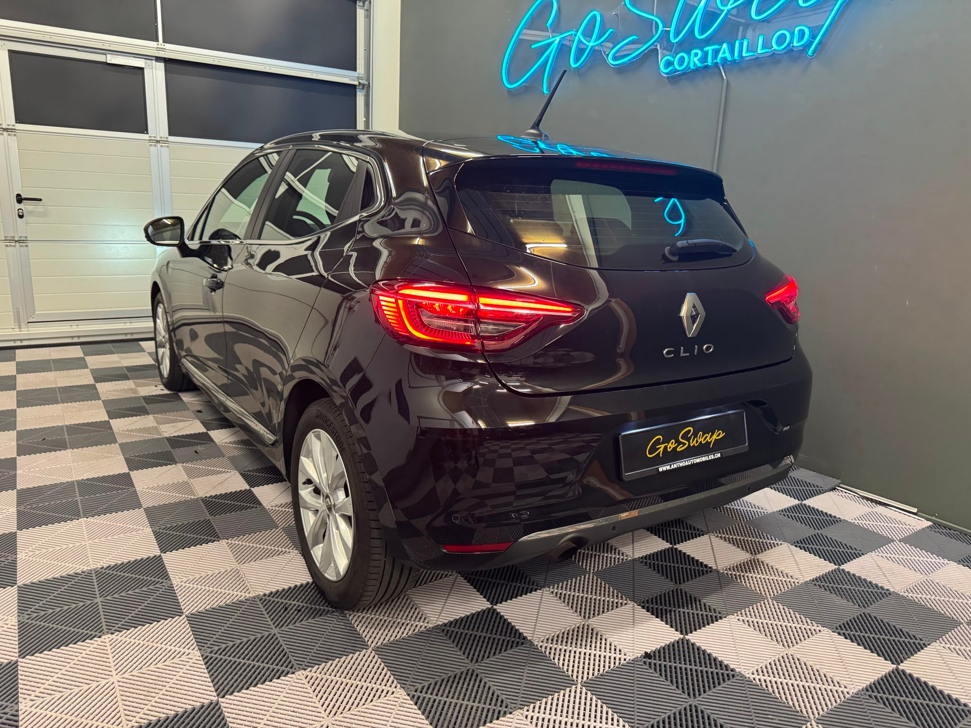 RENAULT Clio 1.0 Intens-showroom-element-3