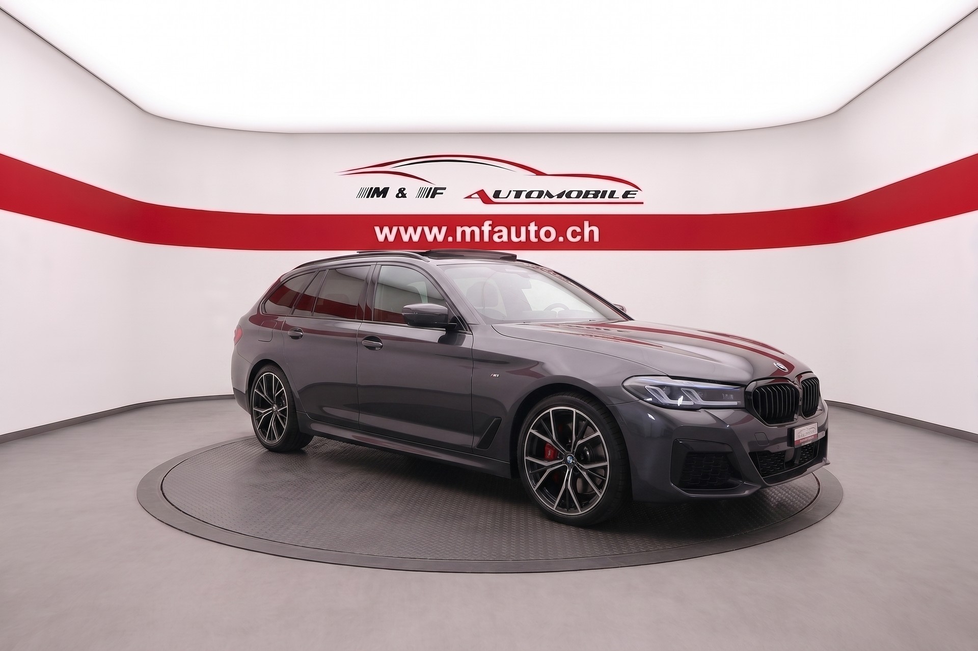 BMW 530d xDrive SAG Touring M-Sport-showroom-element-3