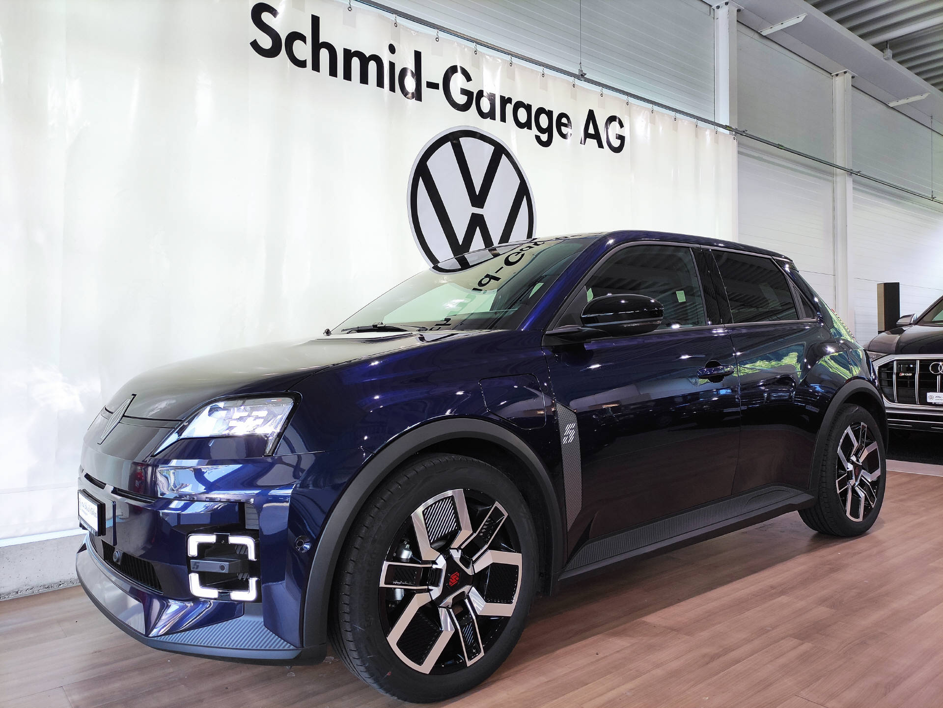 RENAULT R5 E-Tech Comfort Range techno-showroom-element-1
