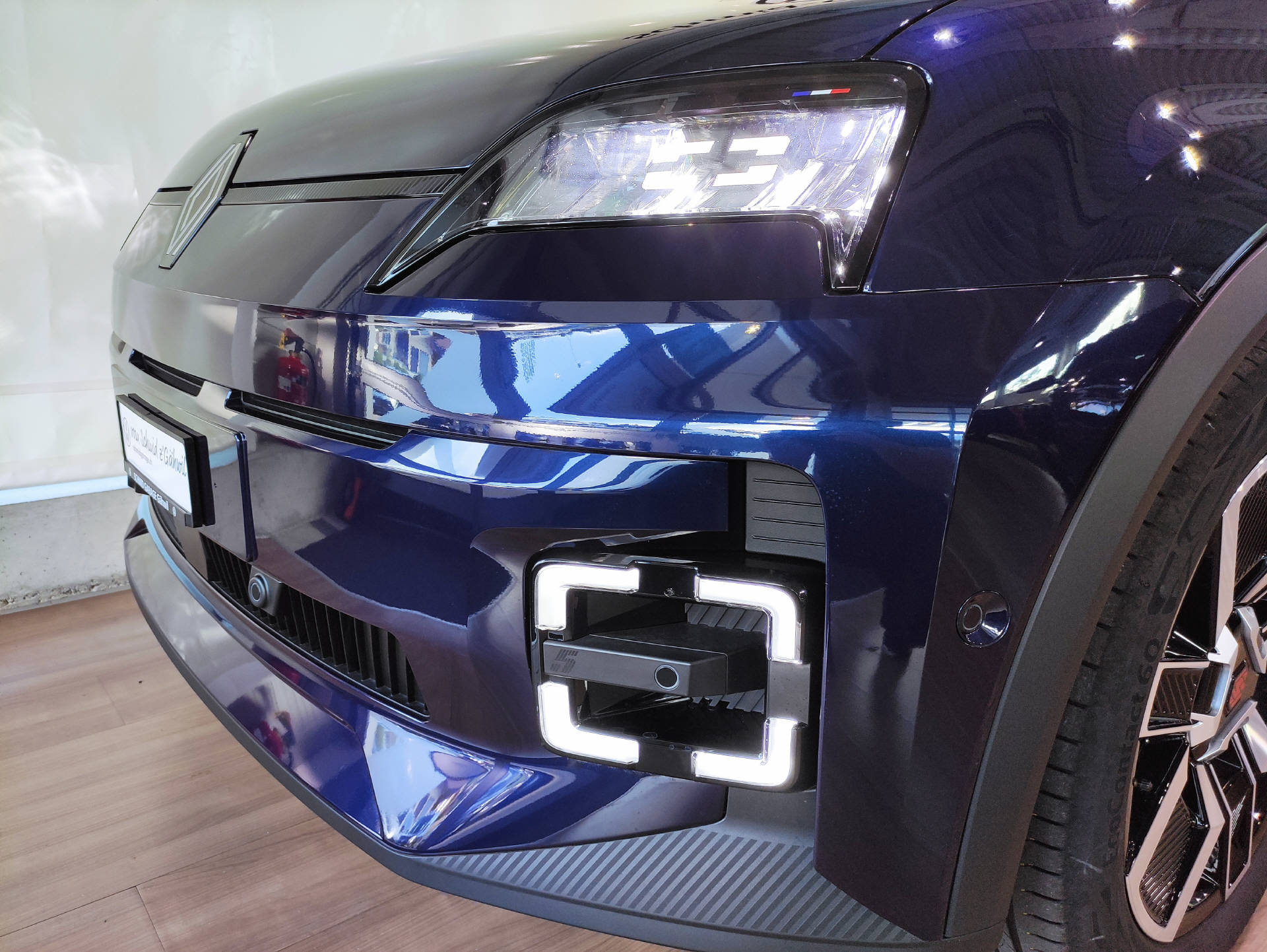 RENAULT R5 E-Tech Comfort Range techno-showroom-element-2