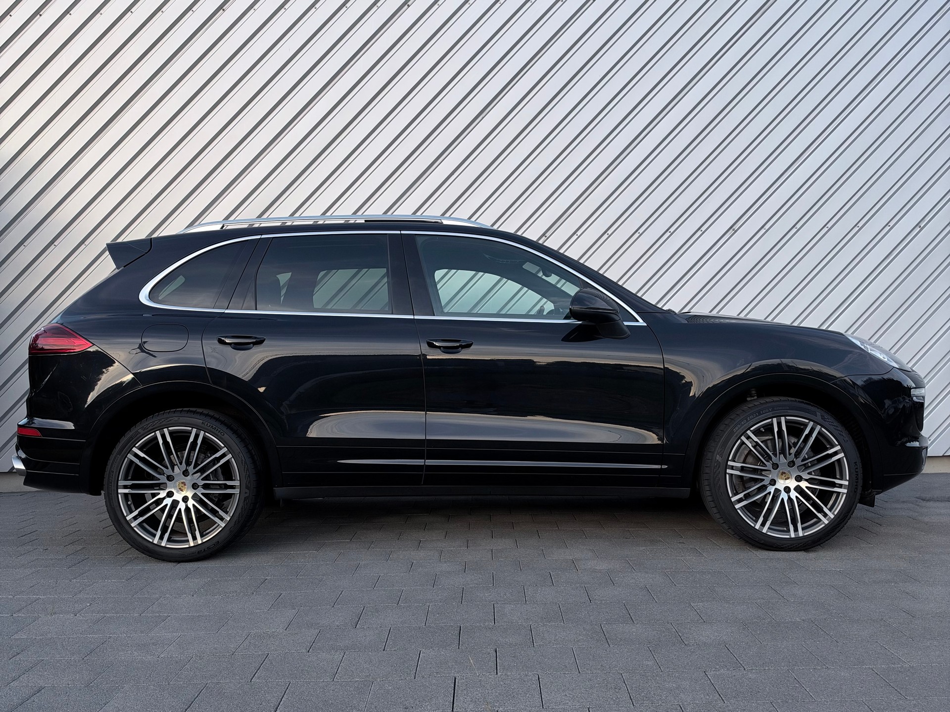PORSCHE Cayenne Diesel-showroom-element-1