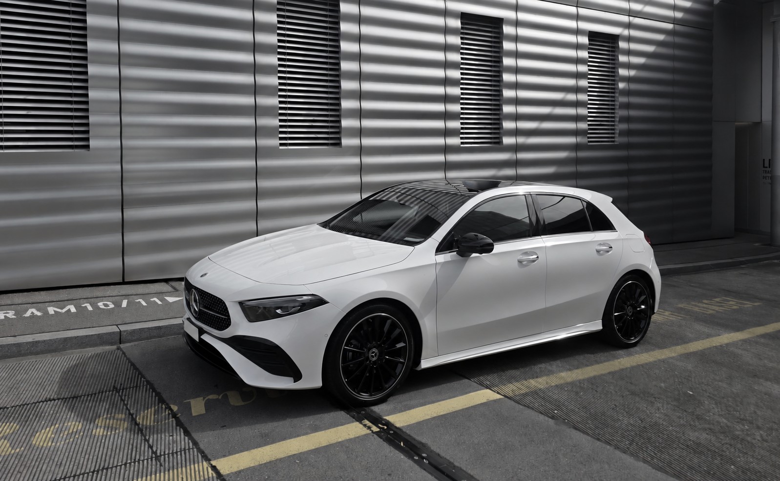 MERCEDES-BENZ A 200 AMG Line