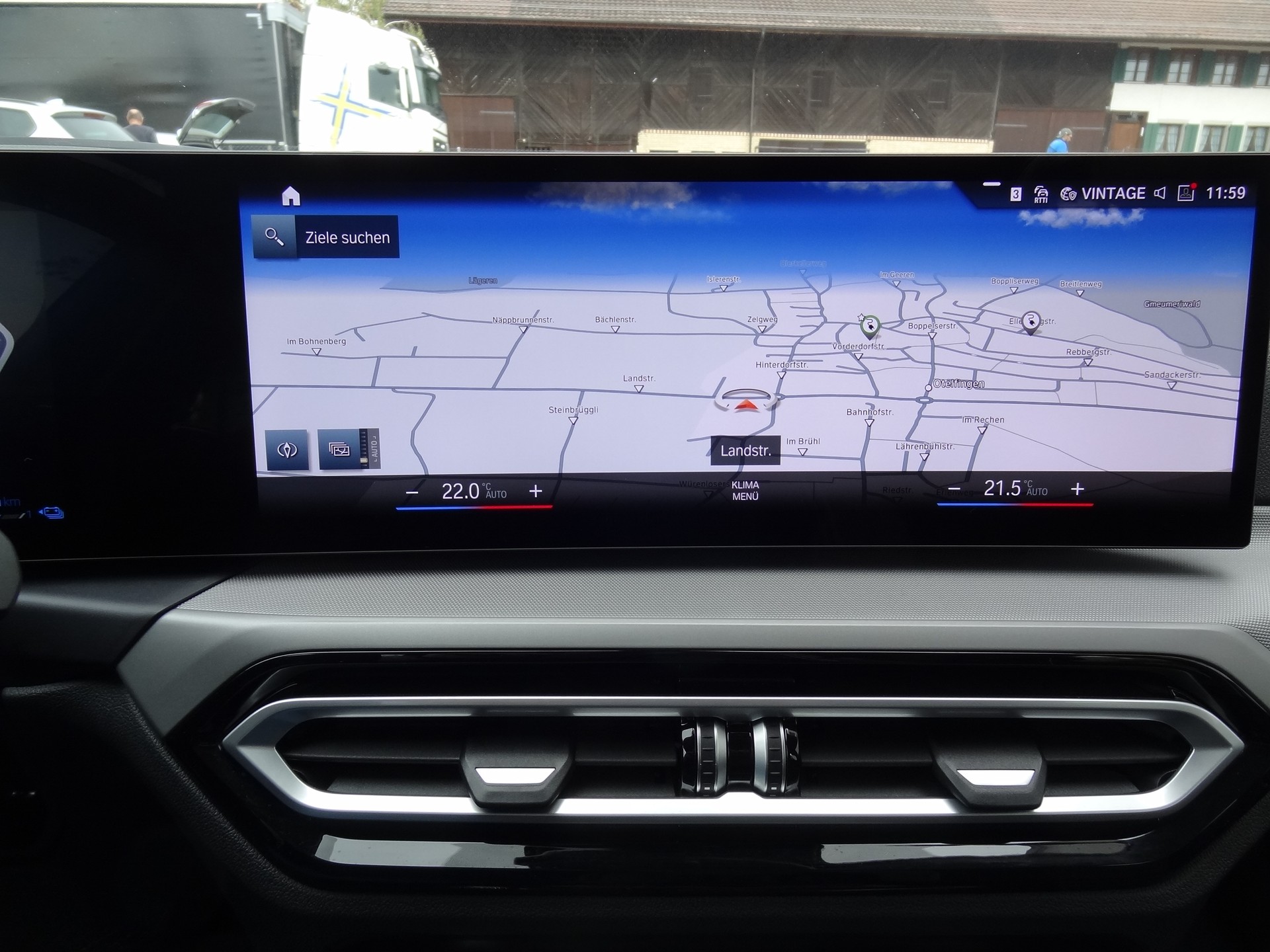 BMW 330e x DriveTouring Steptronic-image-17