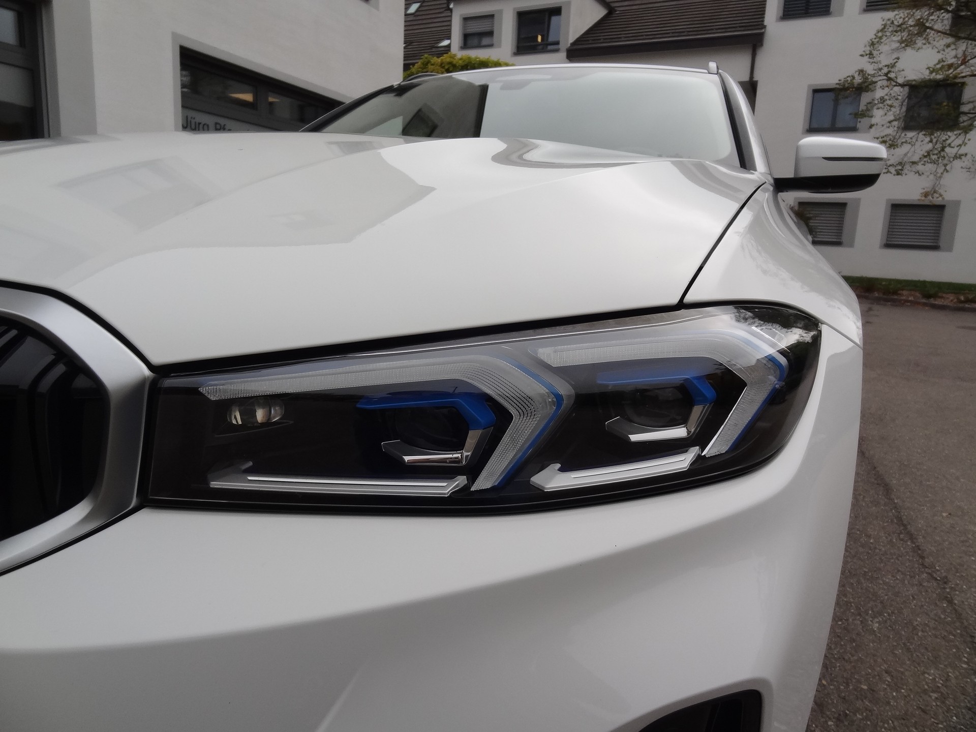 BMW 330e x DriveTouring Steptronic-image-6