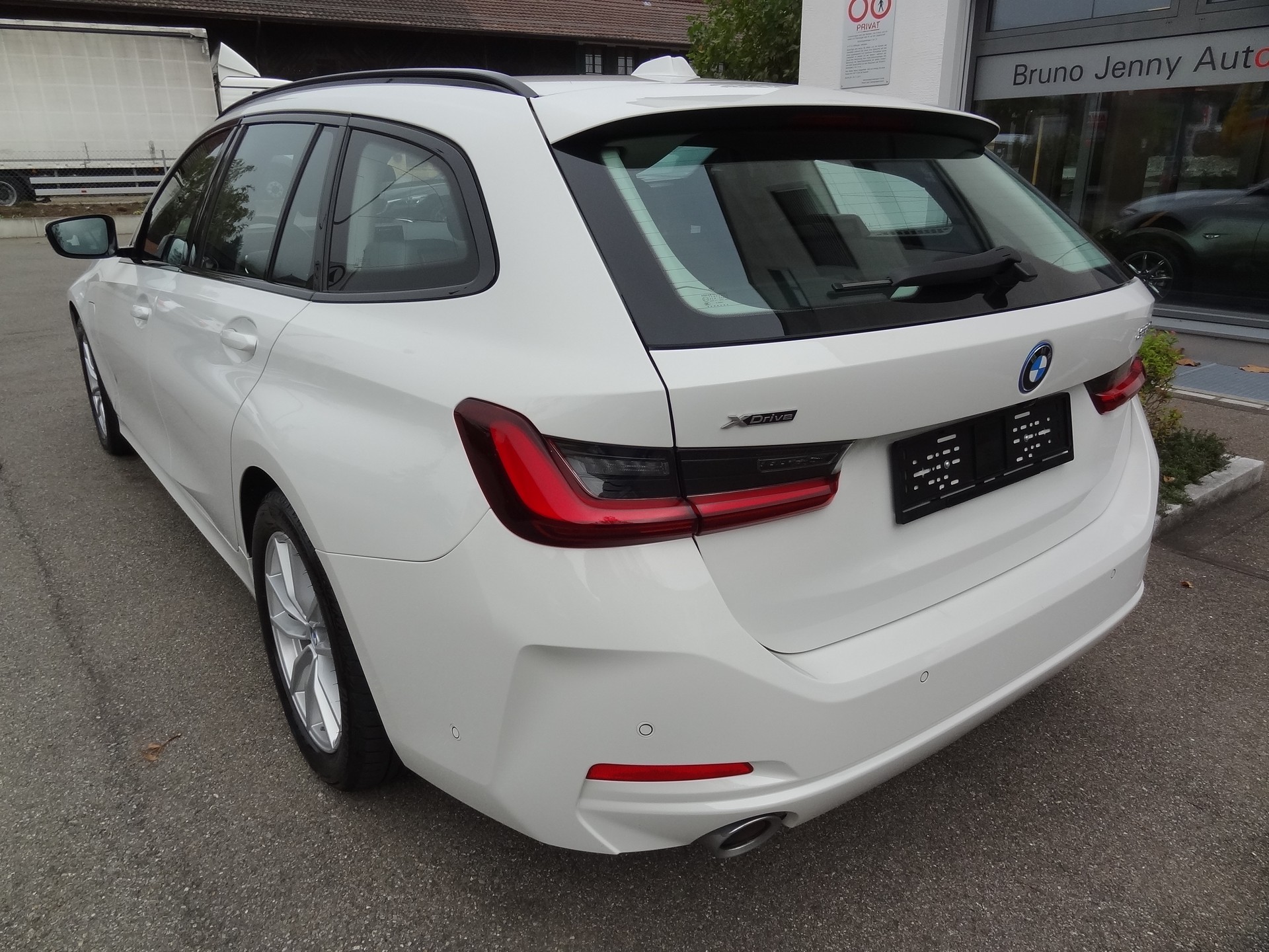 BMW 330e x DriveTouring Steptronic-showroom-element-2