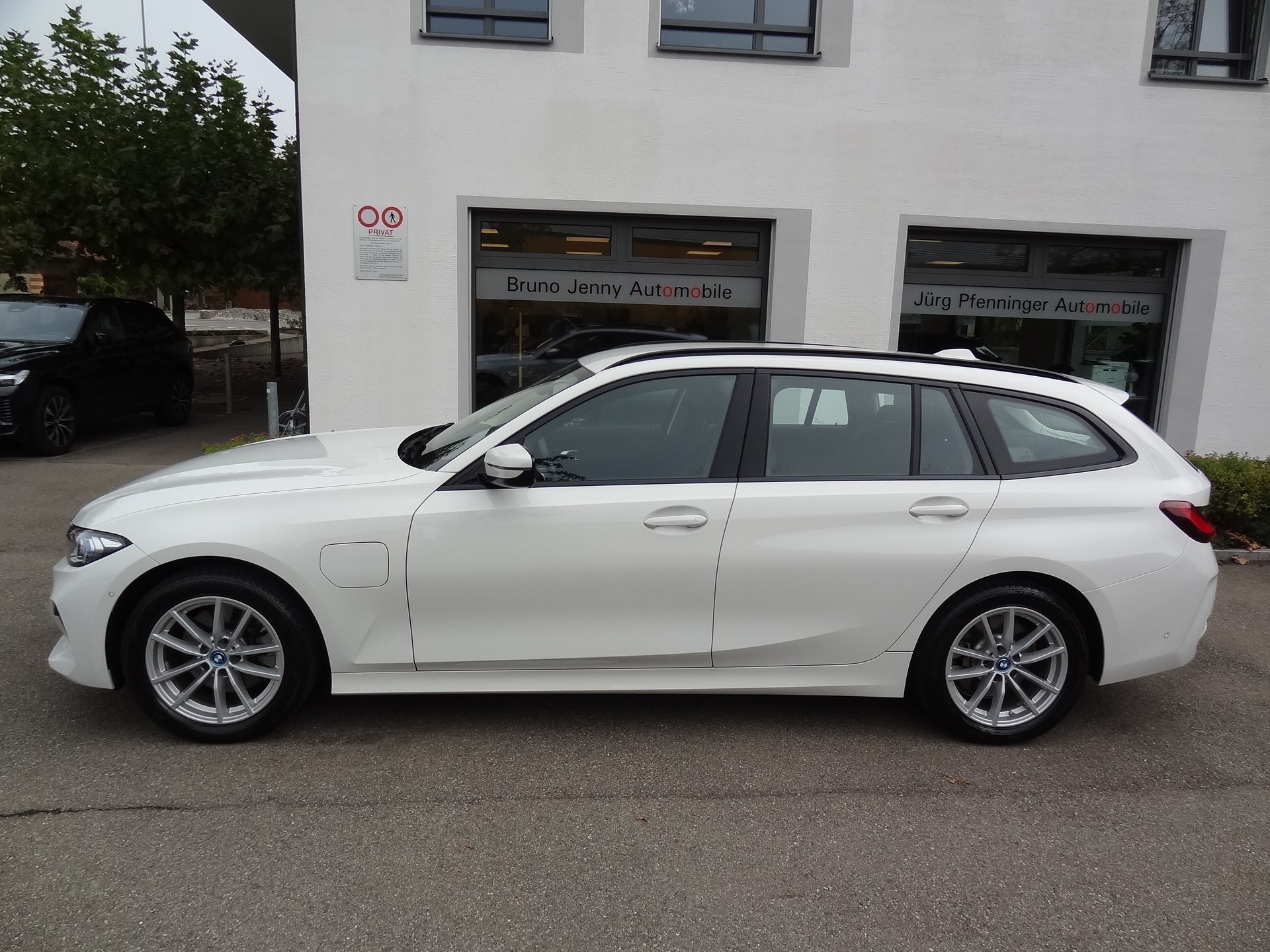BMW 330e x DriveTouring Steptronic-showroom-element-1