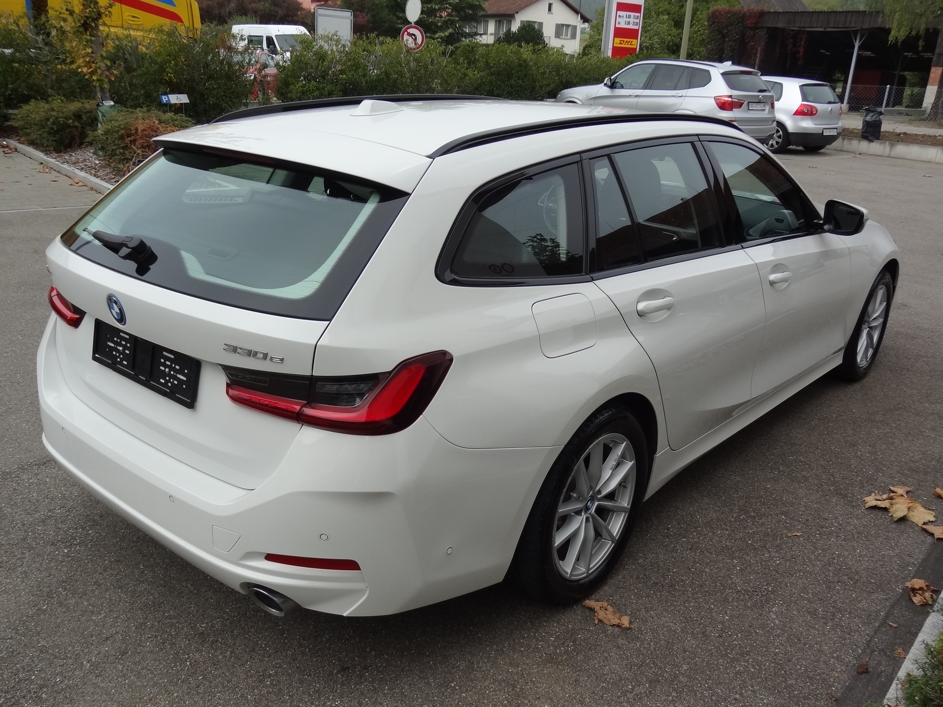 BMW 330e x DriveTouring Steptronic-showroom-element-3
