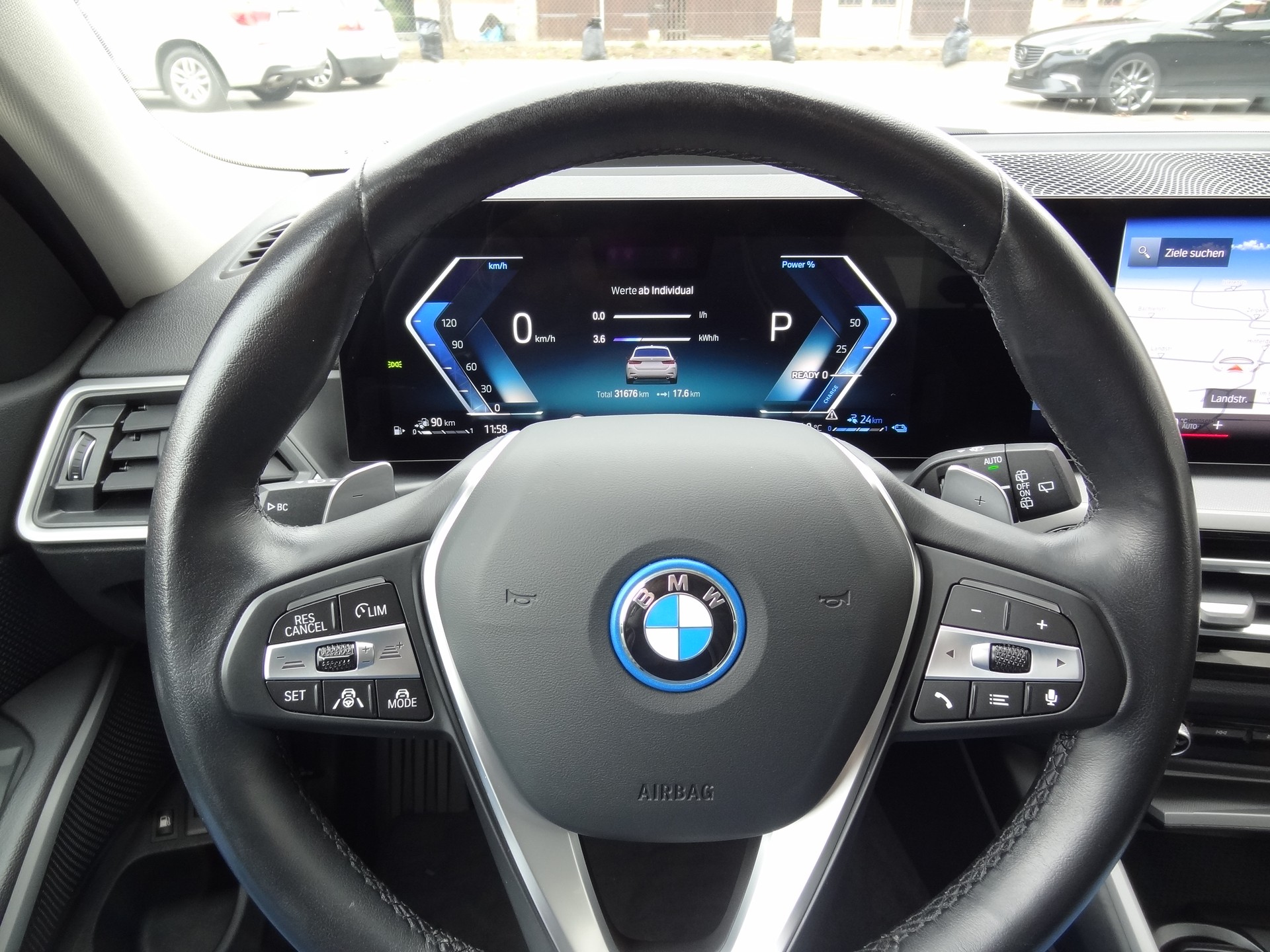 BMW 330e x DriveTouring Steptronic-image-12