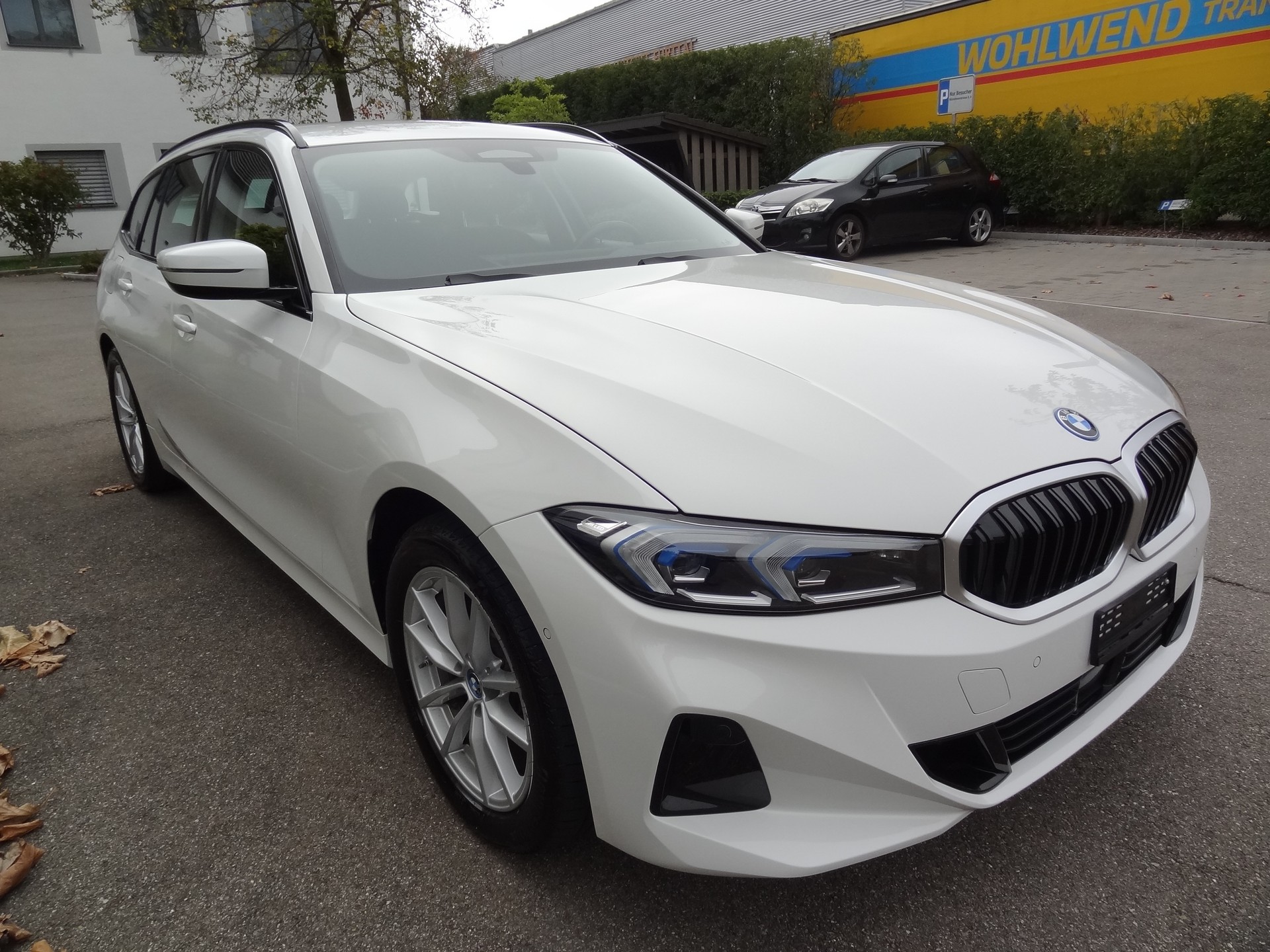 BMW 330e x DriveTouring Steptronic-image-4