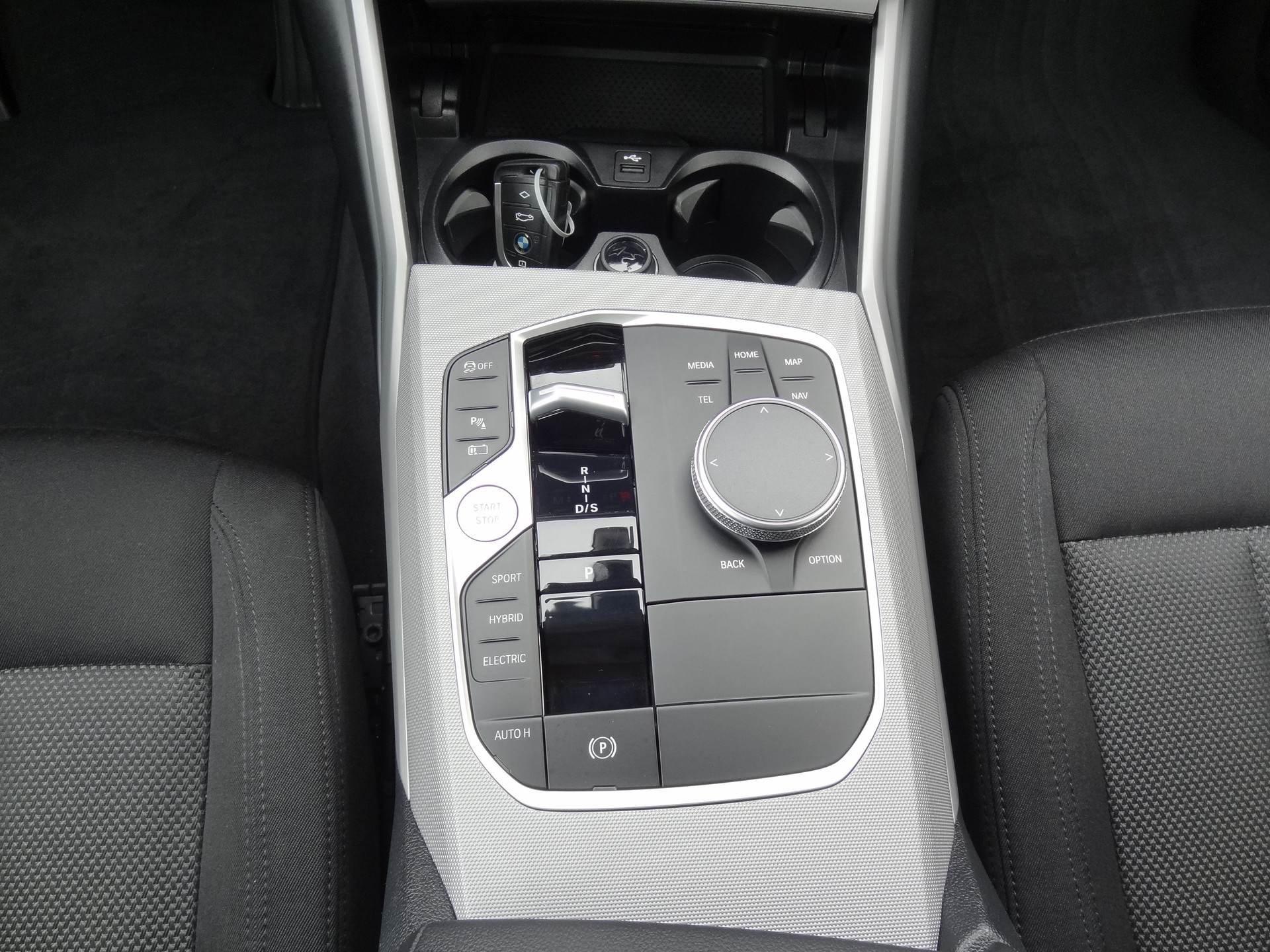 BMW 330e x DriveTouring Steptronic-image-22