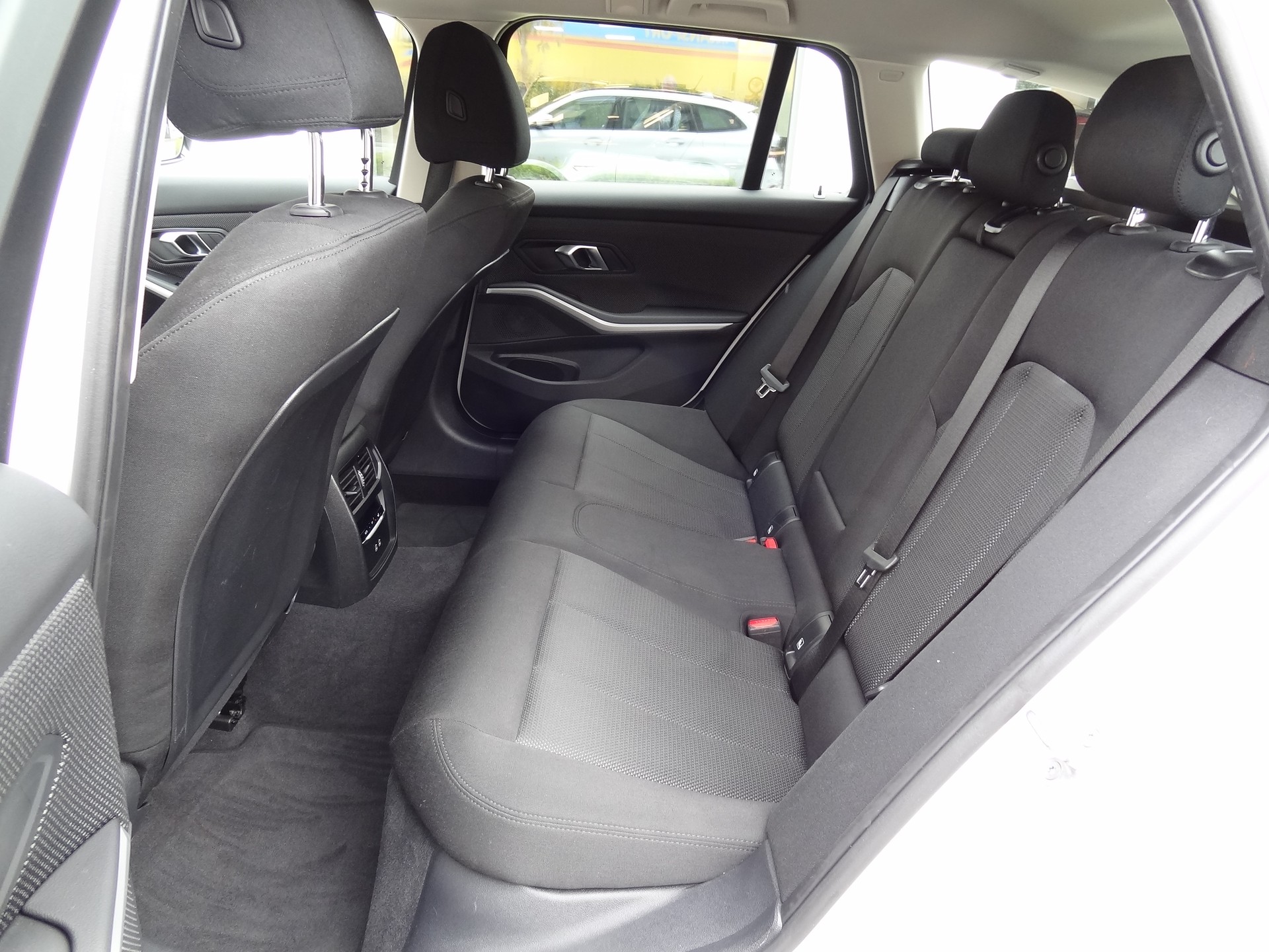 BMW 330e x DriveTouring Steptronic-image-8