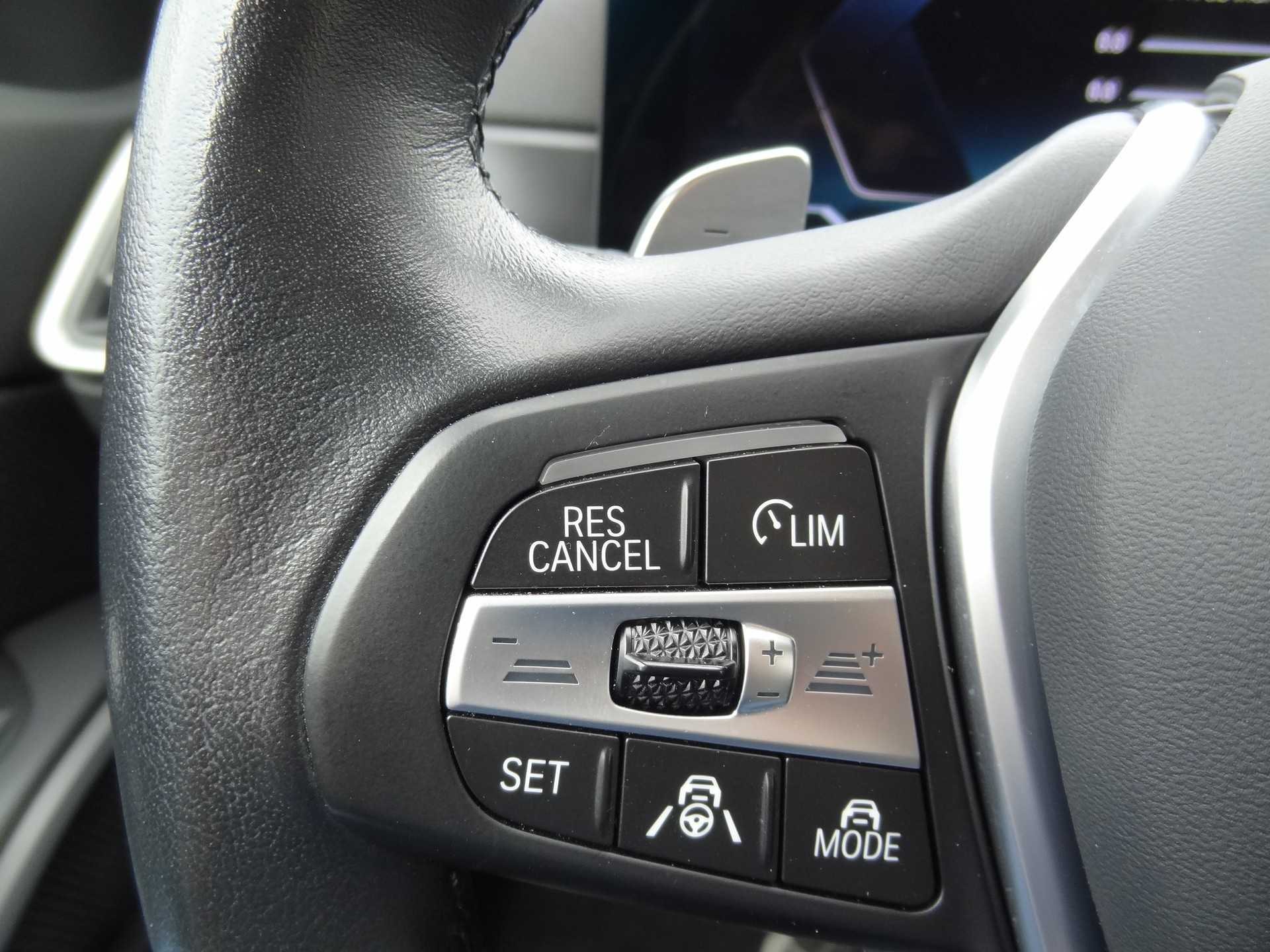 BMW 330e x DriveTouring Steptronic-image-13