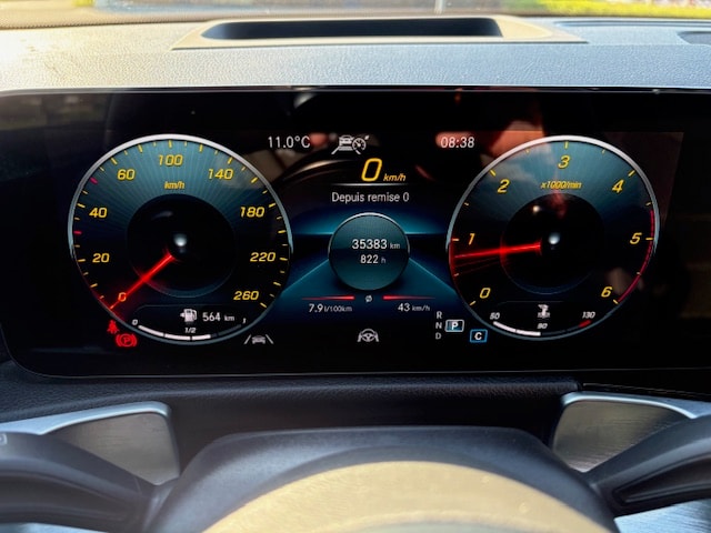 MERCEDES-BENZ GLB 220 d 4Matic AMG Line 8G-Tronic-image-9