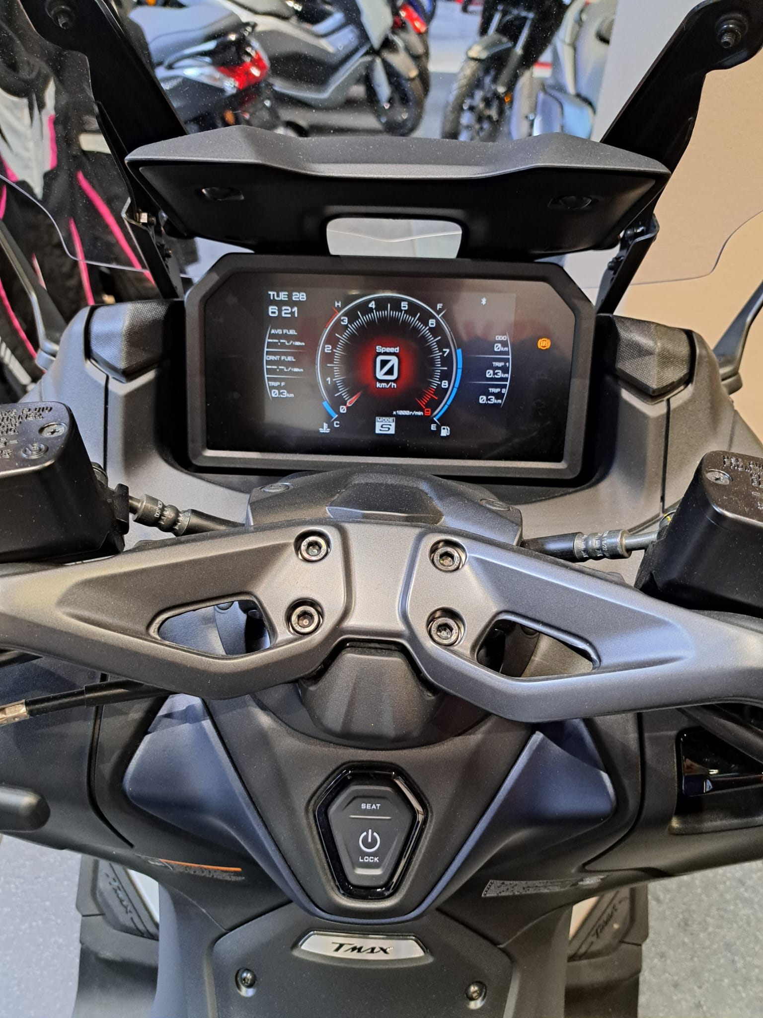 YAMAHA T-MAX XP 560-image-4