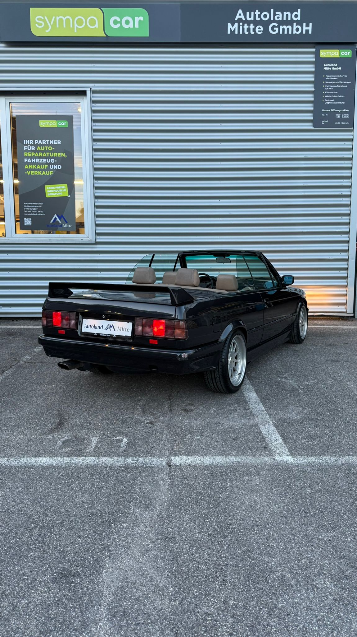 BMW 320i Cabrio-image-5