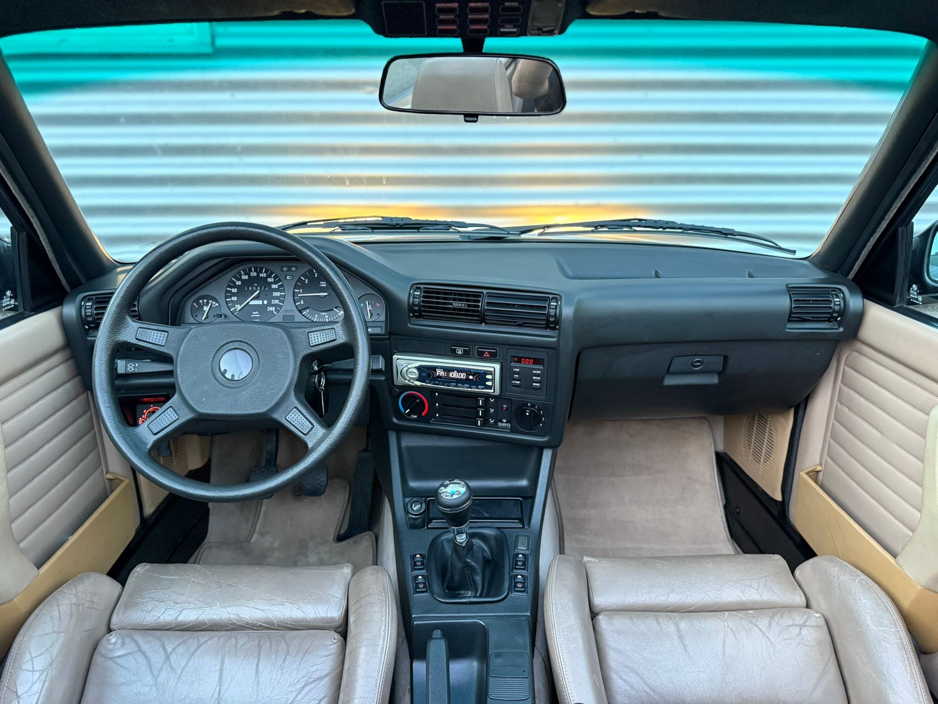 BMW 320i Cabrio-image-8