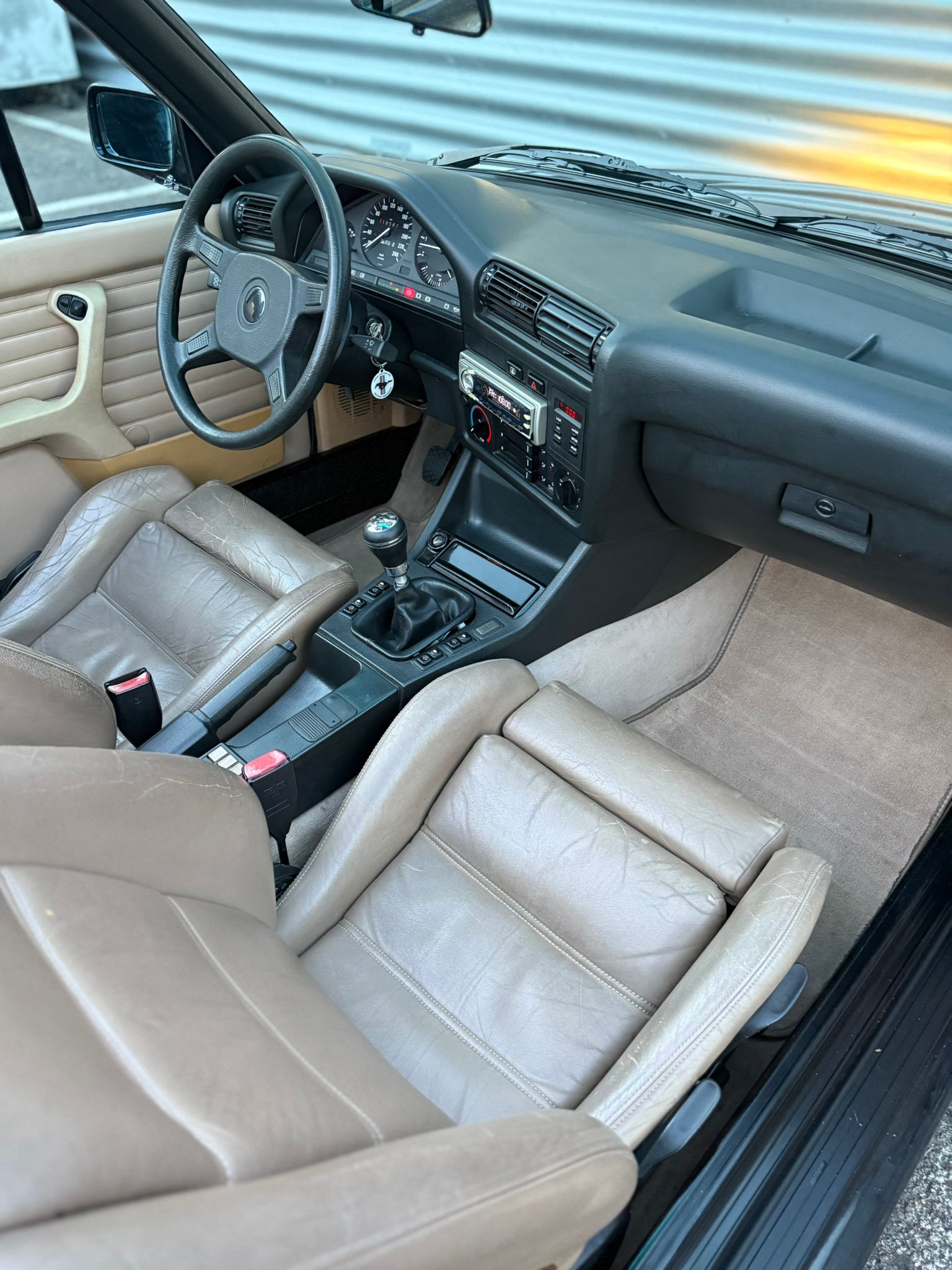 BMW 320i Cabrio-image-7